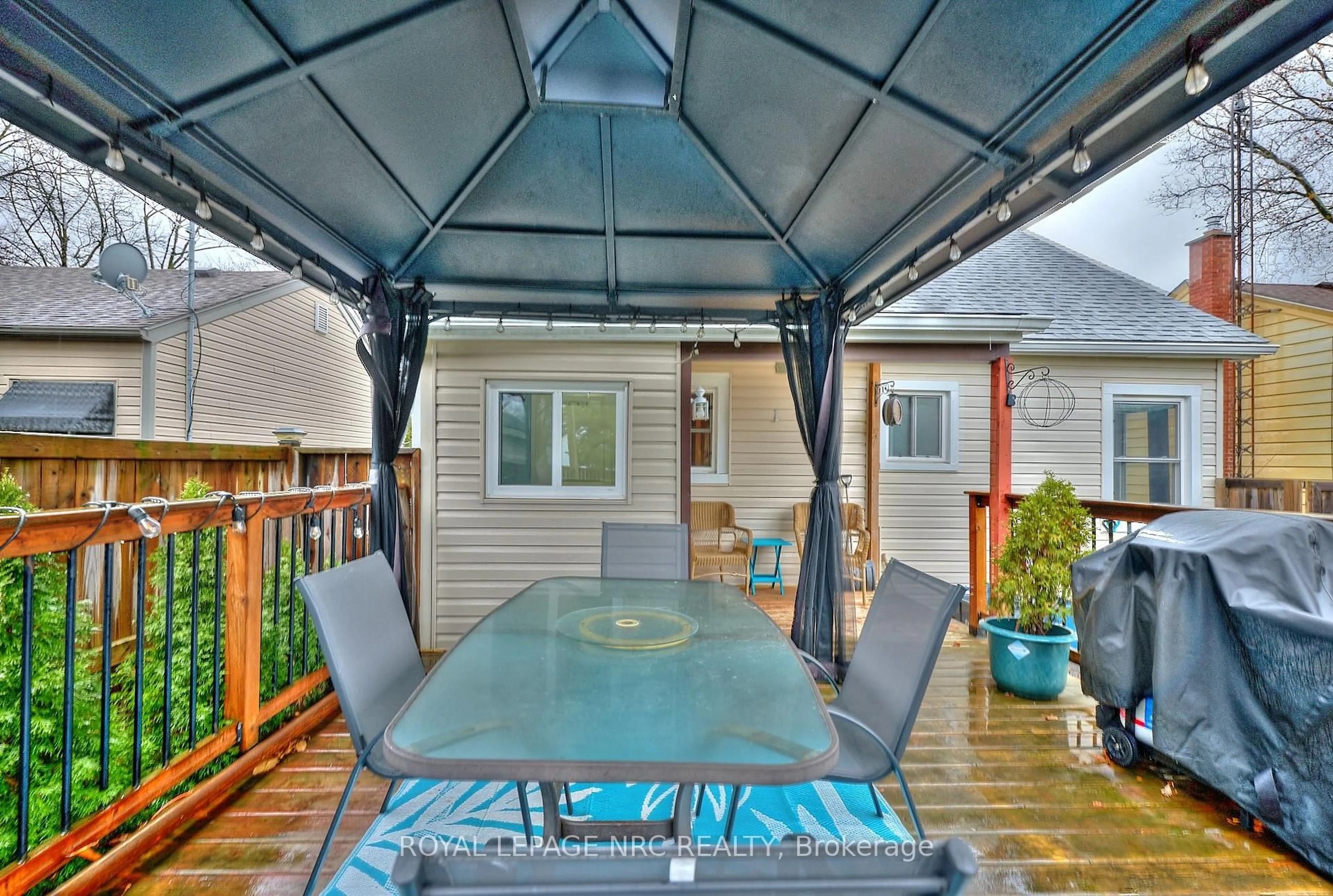 Patio, street for 40 Shakespeare Ave, St. Catharines Ontario L2R 6M6