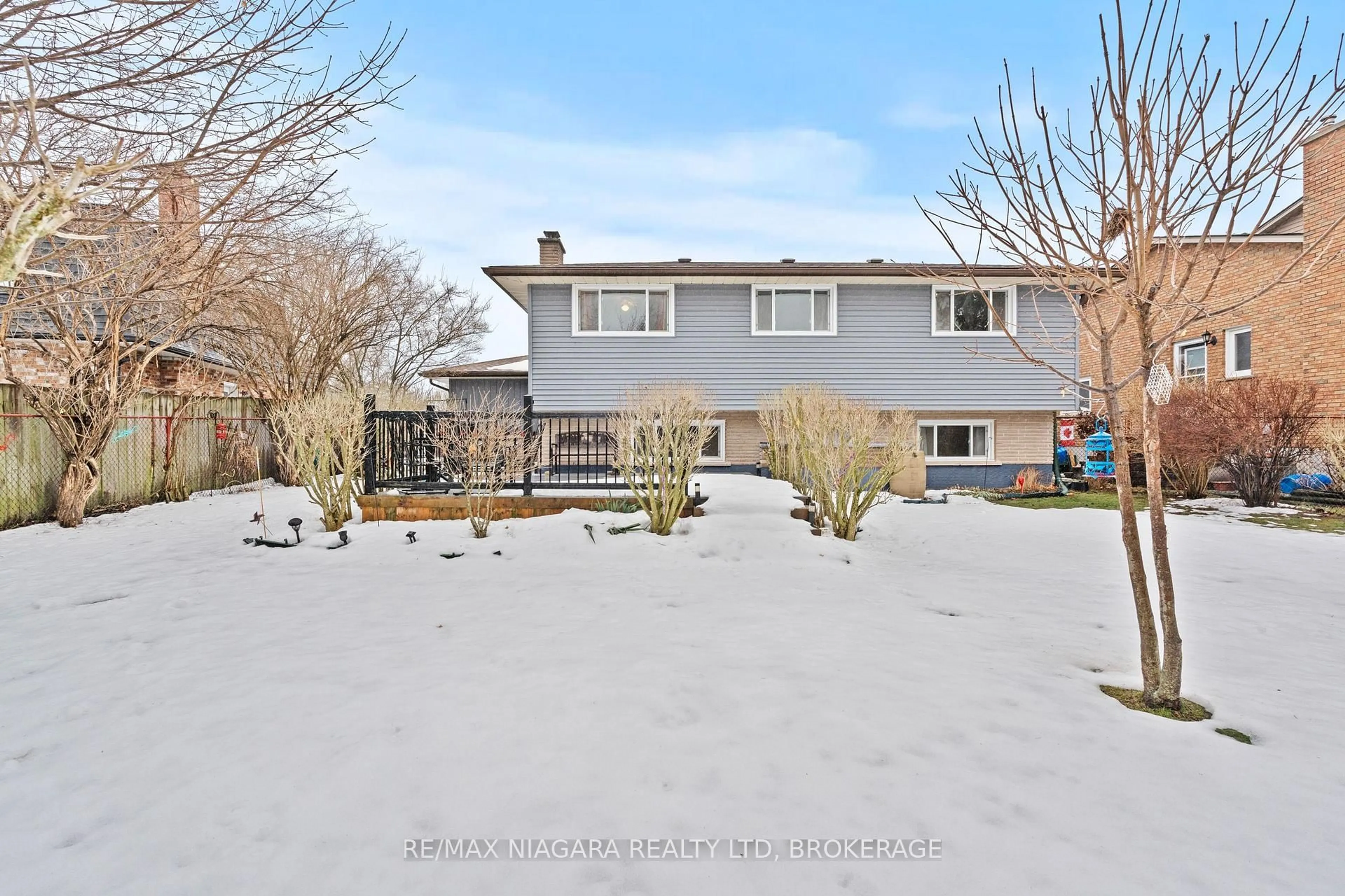 A pic from outside/outdoor area/front of a property/back of a property/a pic from drone, unknown for 12 Hampton Crt, Welland Ontario L3C 5T2