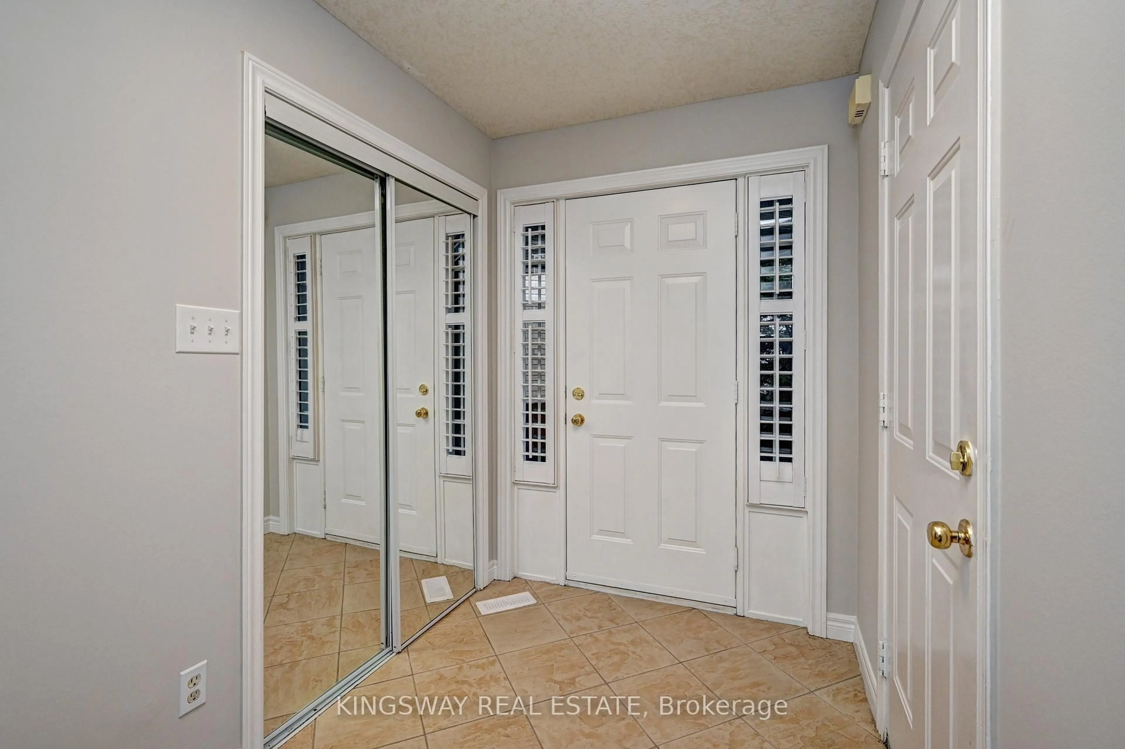 Indoor entryway for 242 Doon Mills Dr, Kitchener Ontario N2P 2R8