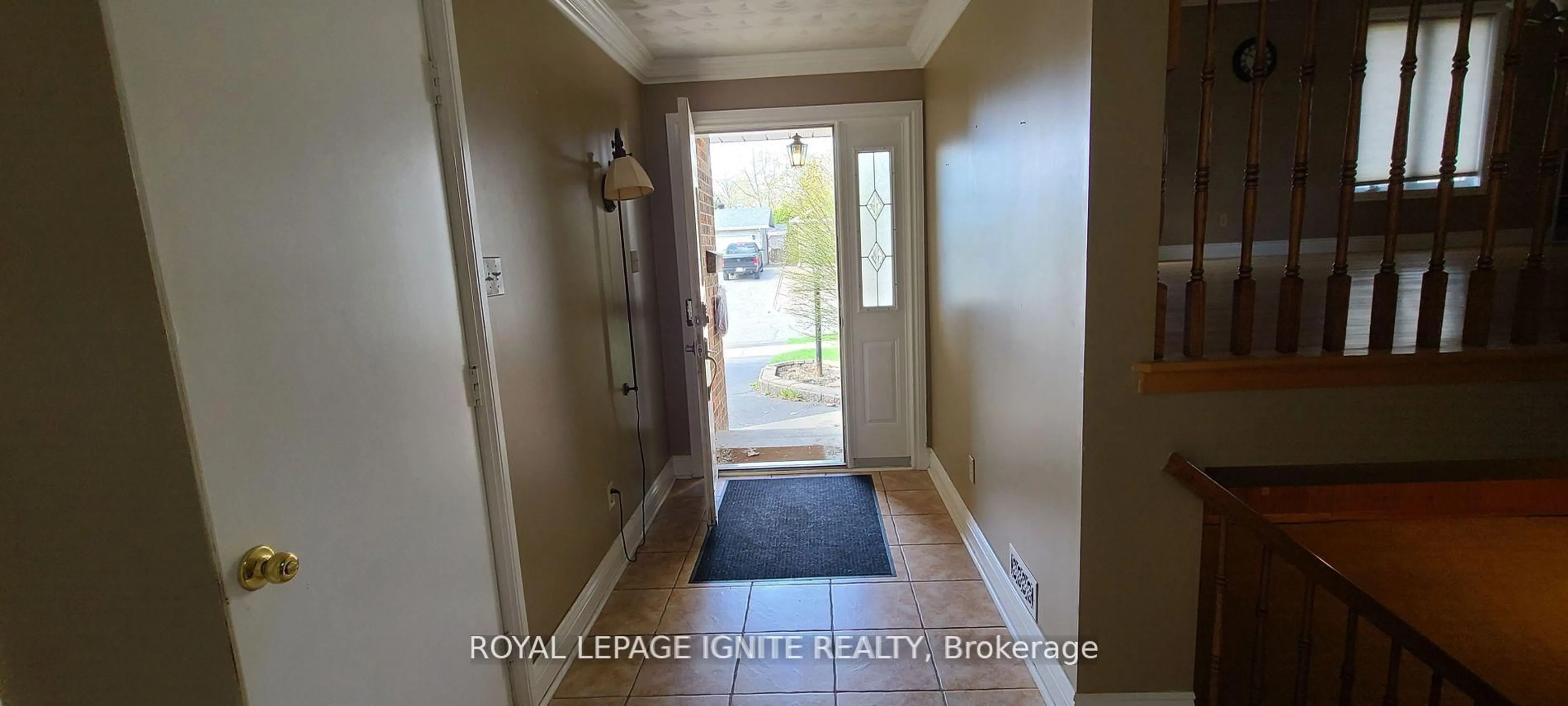 Indoor entryway for 804 Champlain Dr, Cornwall Ontario K6H 6W3