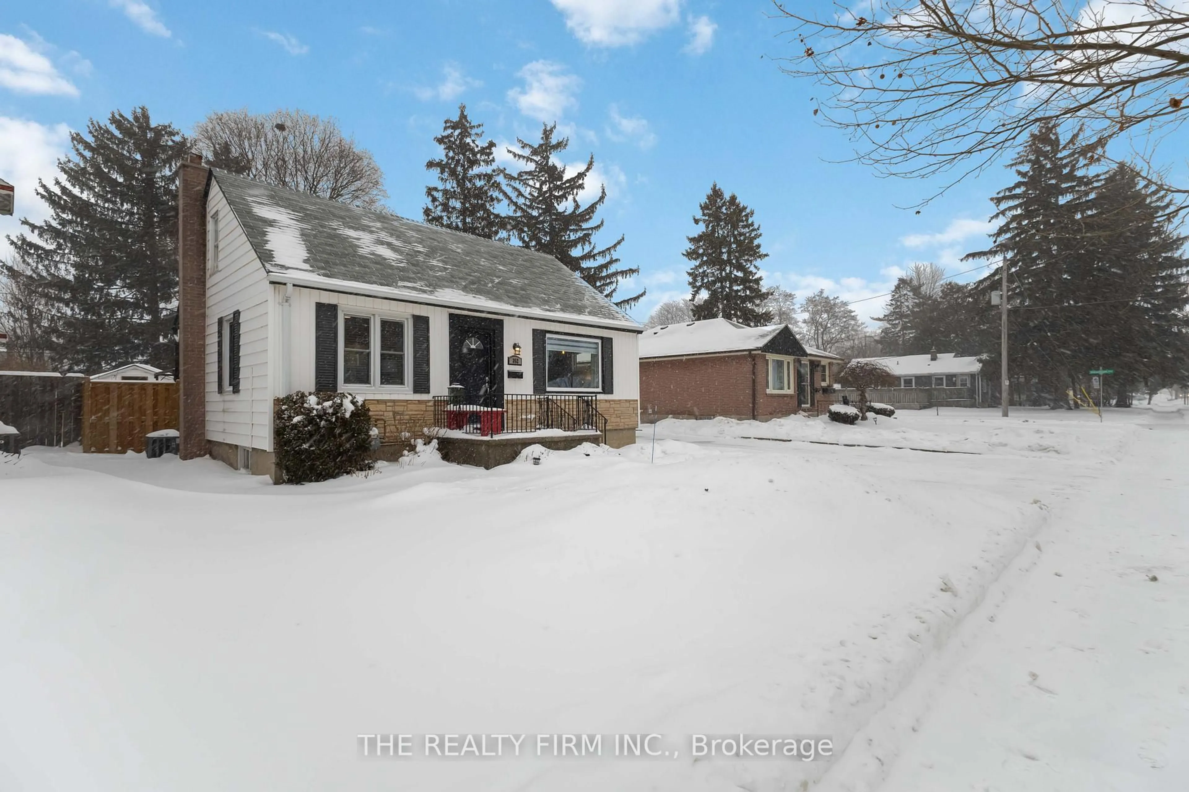 A pic from outside/outdoor area/front of a property/back of a property/a pic from drone, street for 352 Hale St, London East Ontario N5W 1G4