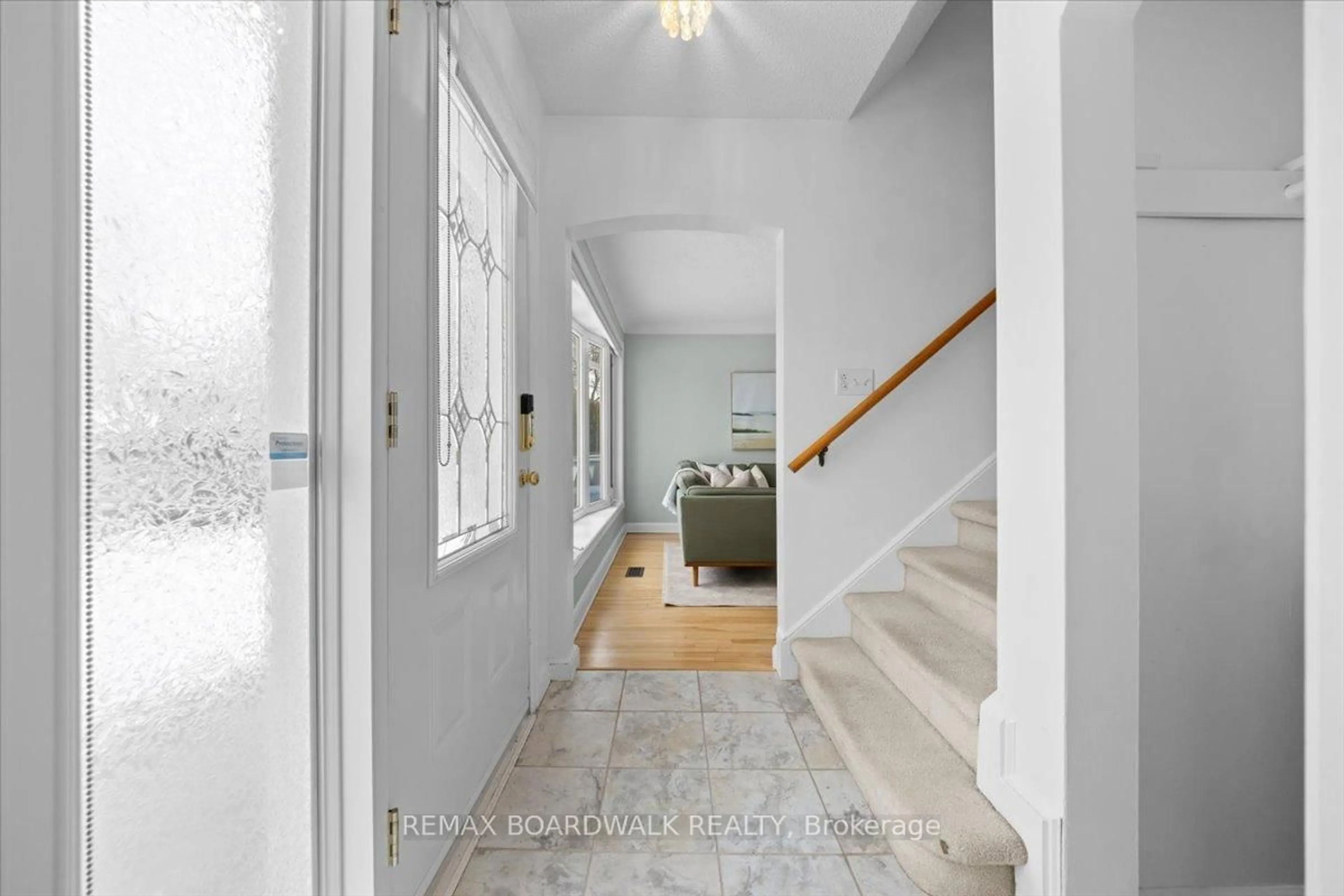 Indoor entryway for 1446 Woodward Ave, Ottawa Ontario K1Z 7W3