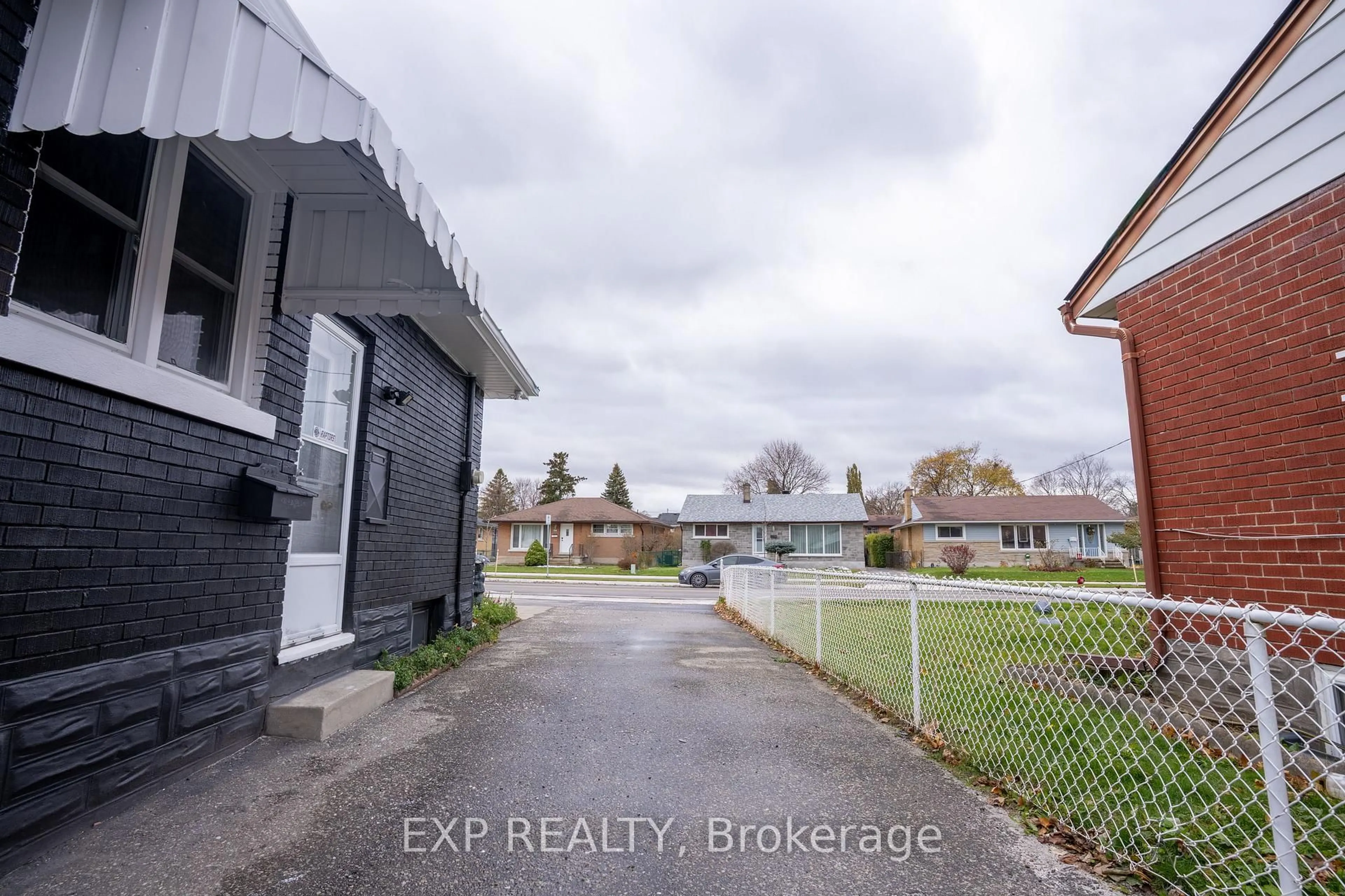 A pic from outside/outdoor area/front of a property/back of a property/a pic from drone, street for 280 Wilson Ave, Kitchener Ontario N2C 1H4