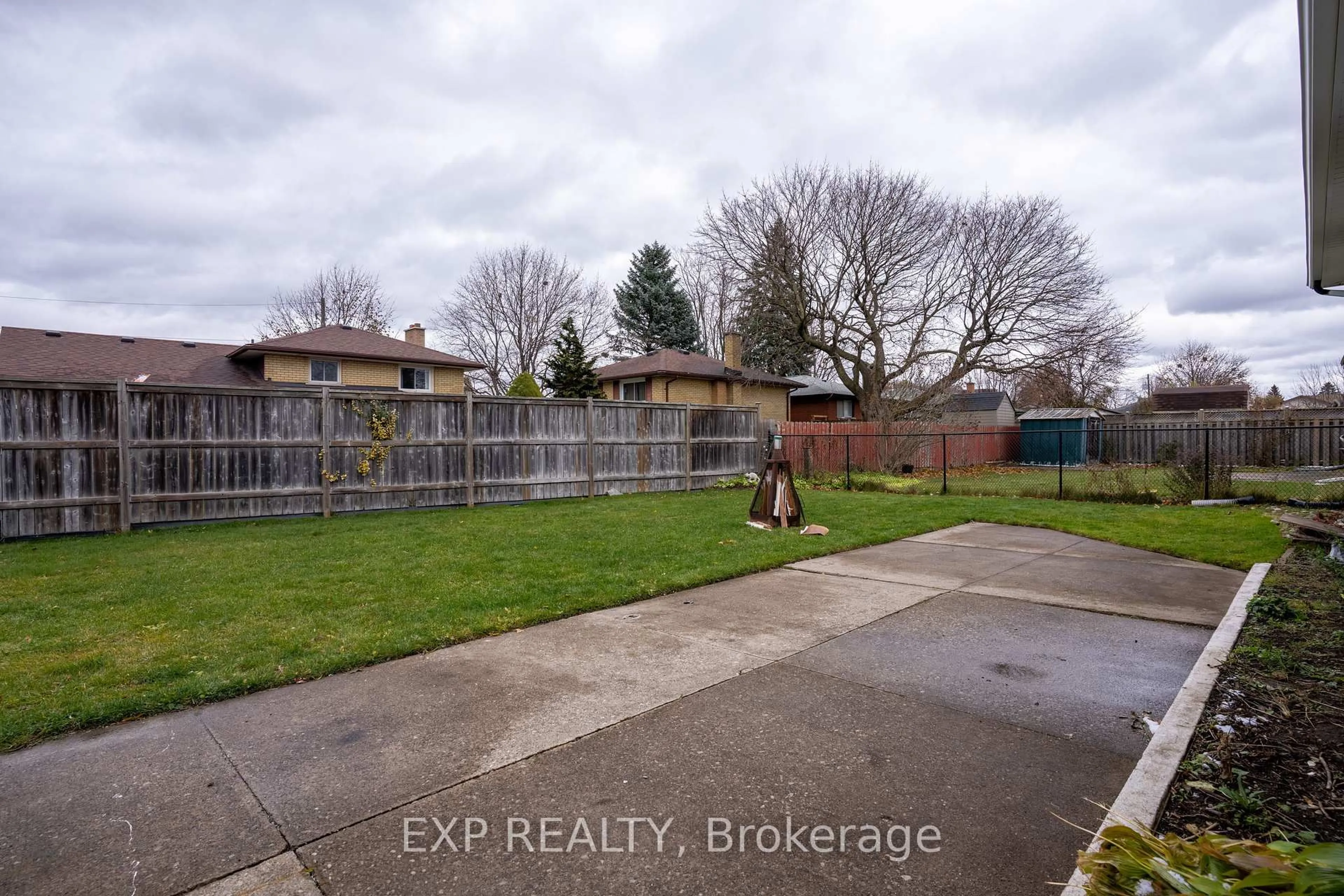 A pic from outside/outdoor area/front of a property/back of a property/a pic from drone, street for 280 Wilson Ave, Kitchener Ontario N2C 1H4