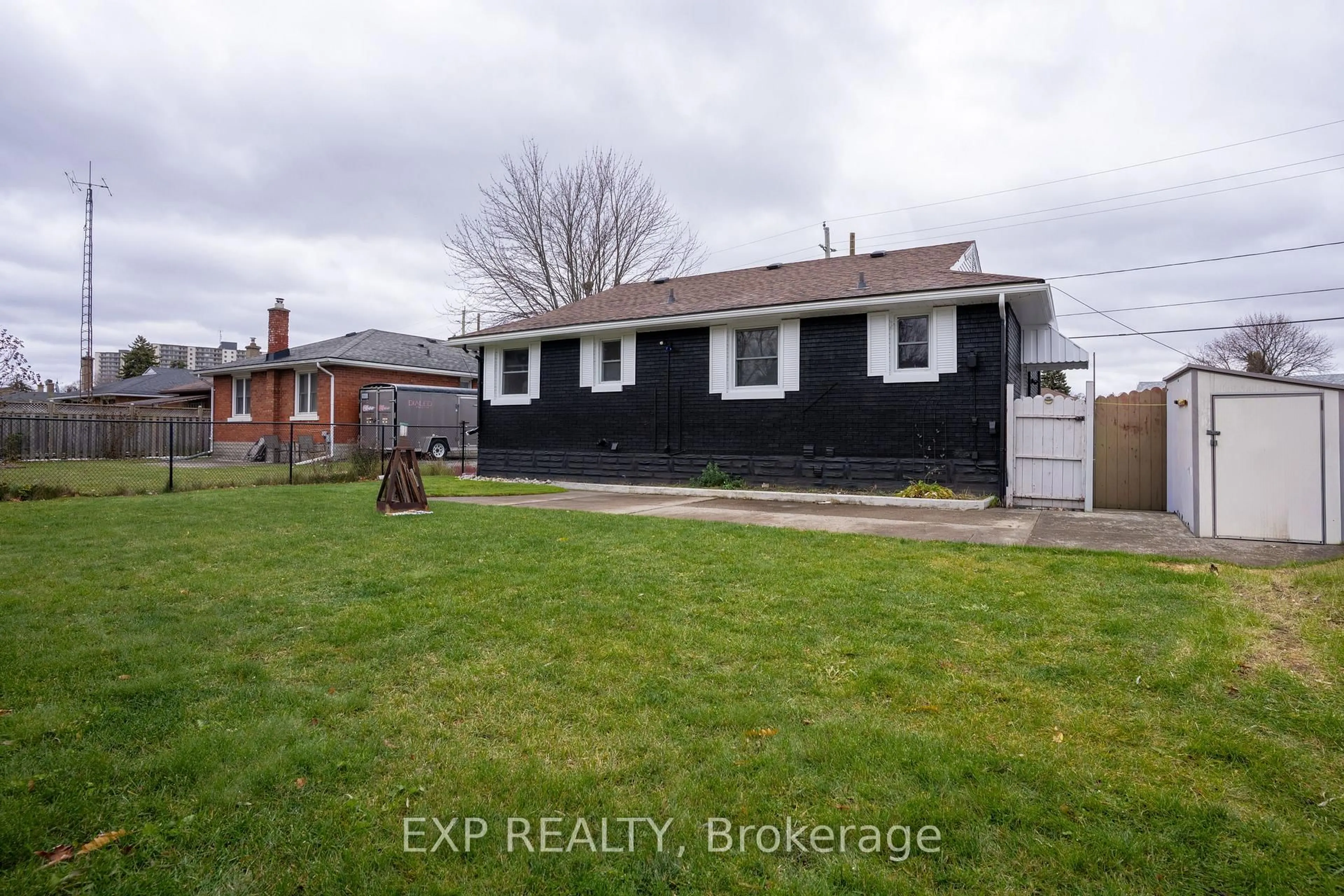 A pic from outside/outdoor area/front of a property/back of a property/a pic from drone, street for 280 Wilson Ave, Kitchener Ontario N2C 1H4