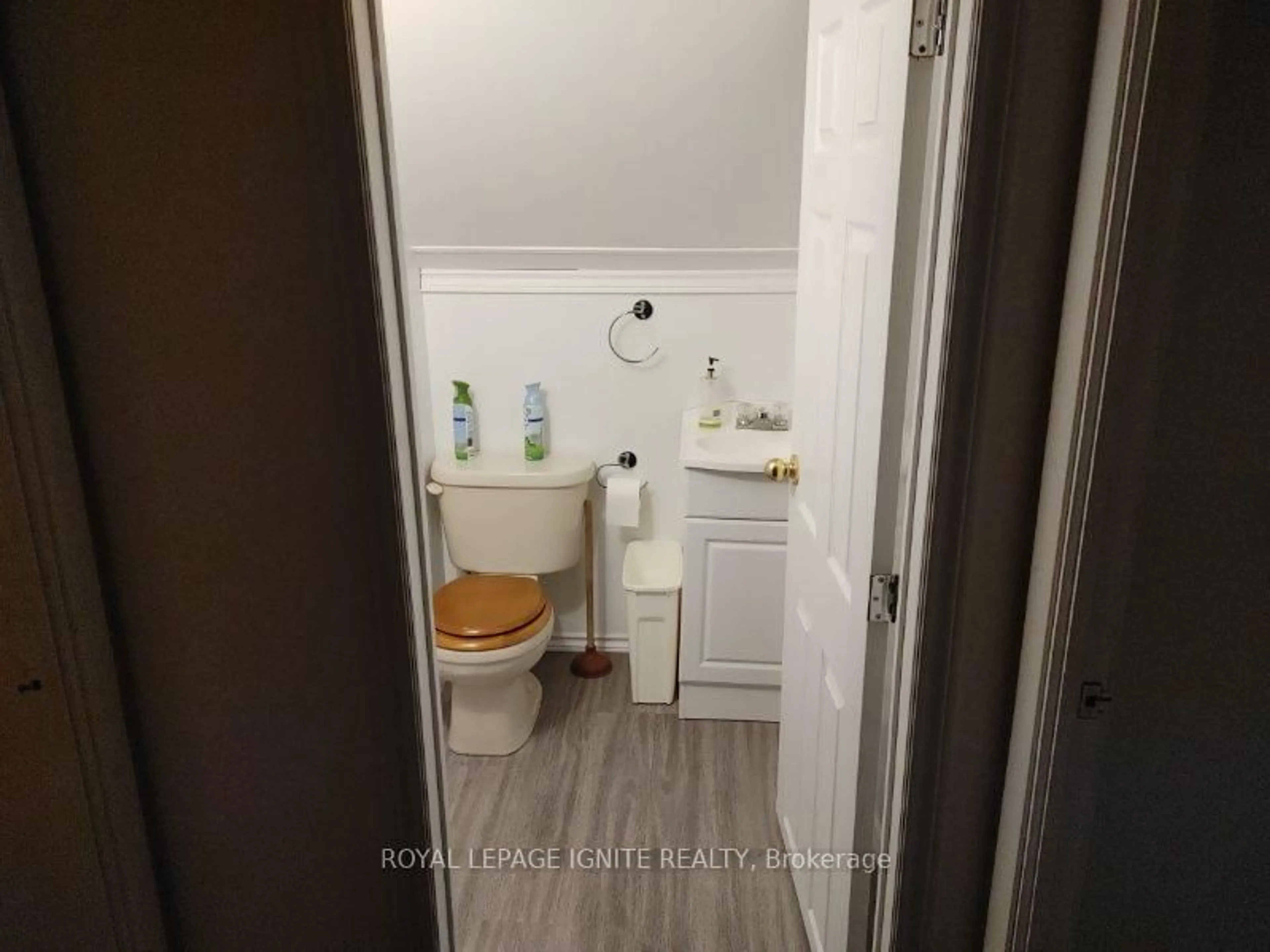 Standard bathroom, floor is not visible for 87 Ninth St, Cornwall Ontario K6J 3A4
