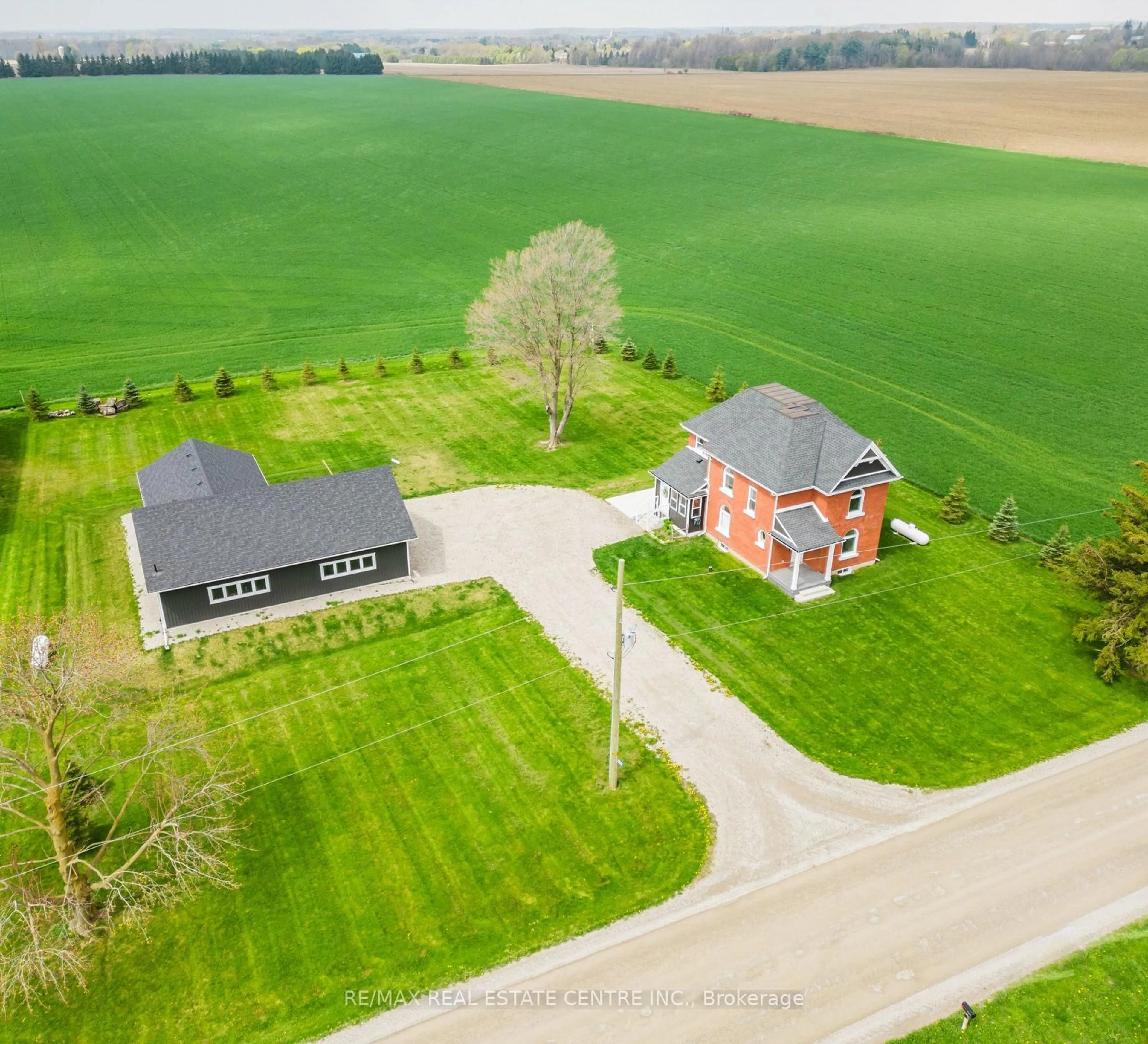A pic from outside/outdoor area/front of a property/back of a property/a pic from drone, building for 21575 Heritage Rd, Thames Centre Ontario N0M 2P0