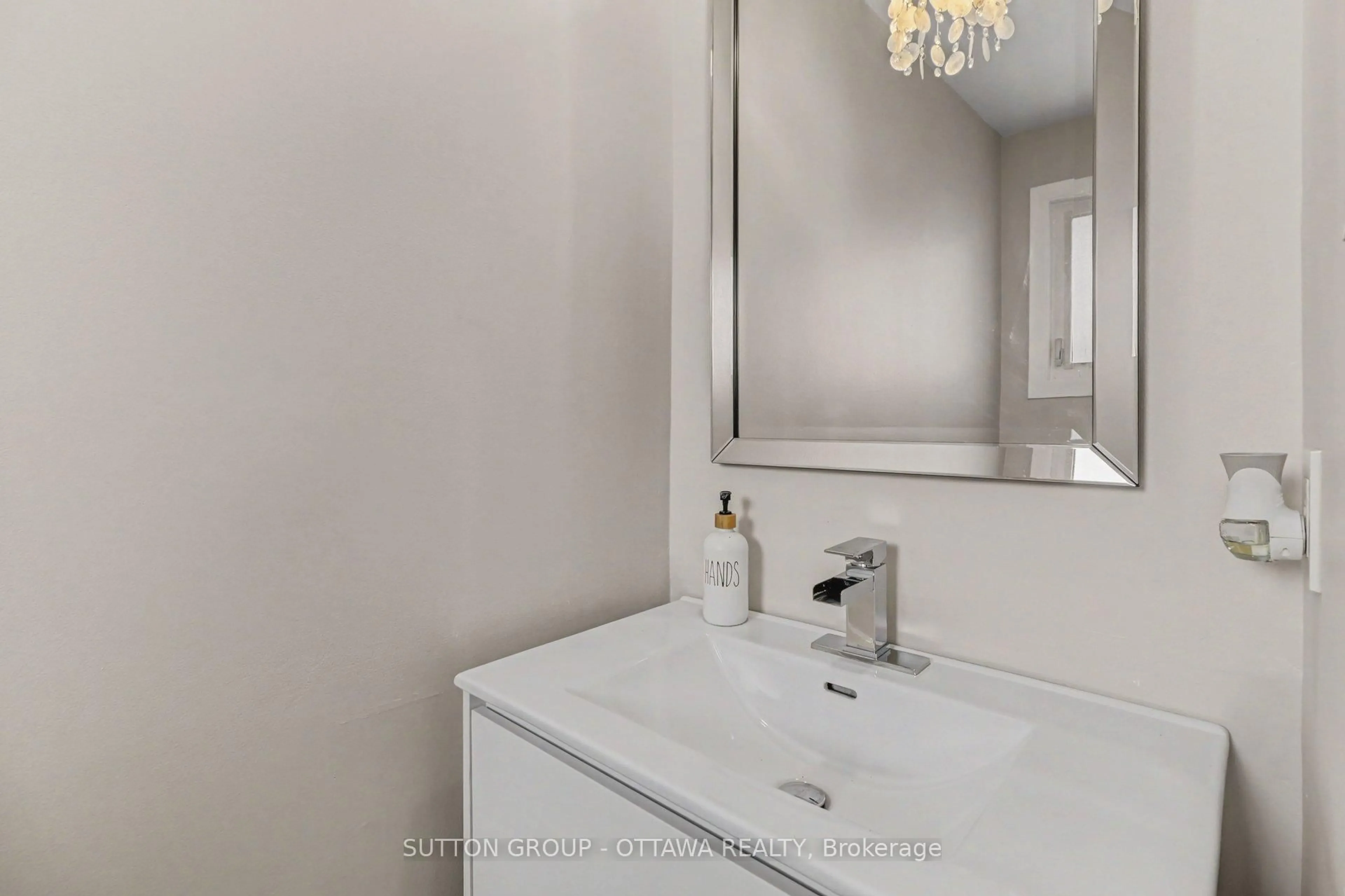 Standard bathroom, ceramic/tile floor for 1634 Cheevers Cres, Ottawa Ontario K4A 2J5