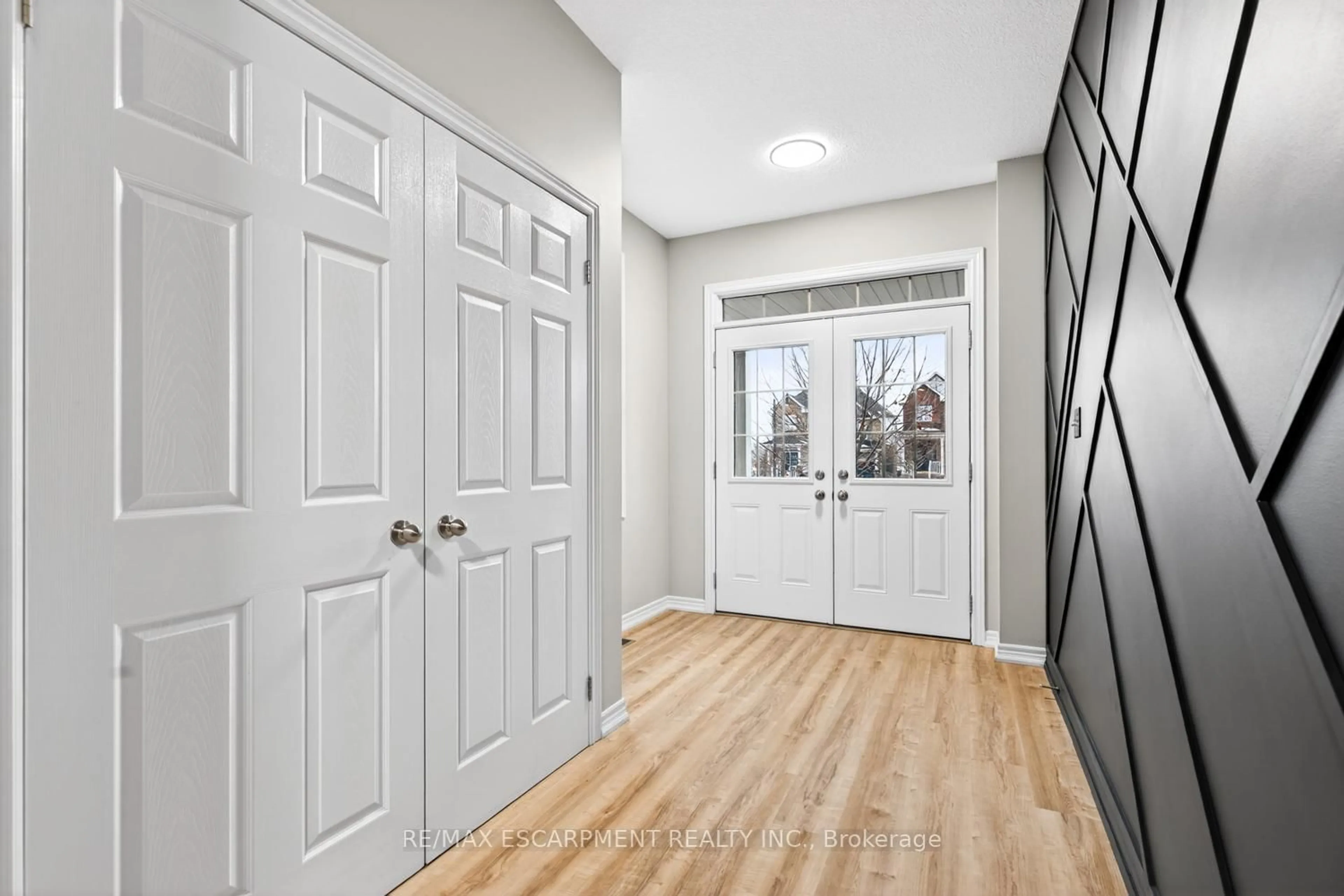 Indoor entryway for 8 Bousfield Crt, Hamilton Ontario L8B 0T3