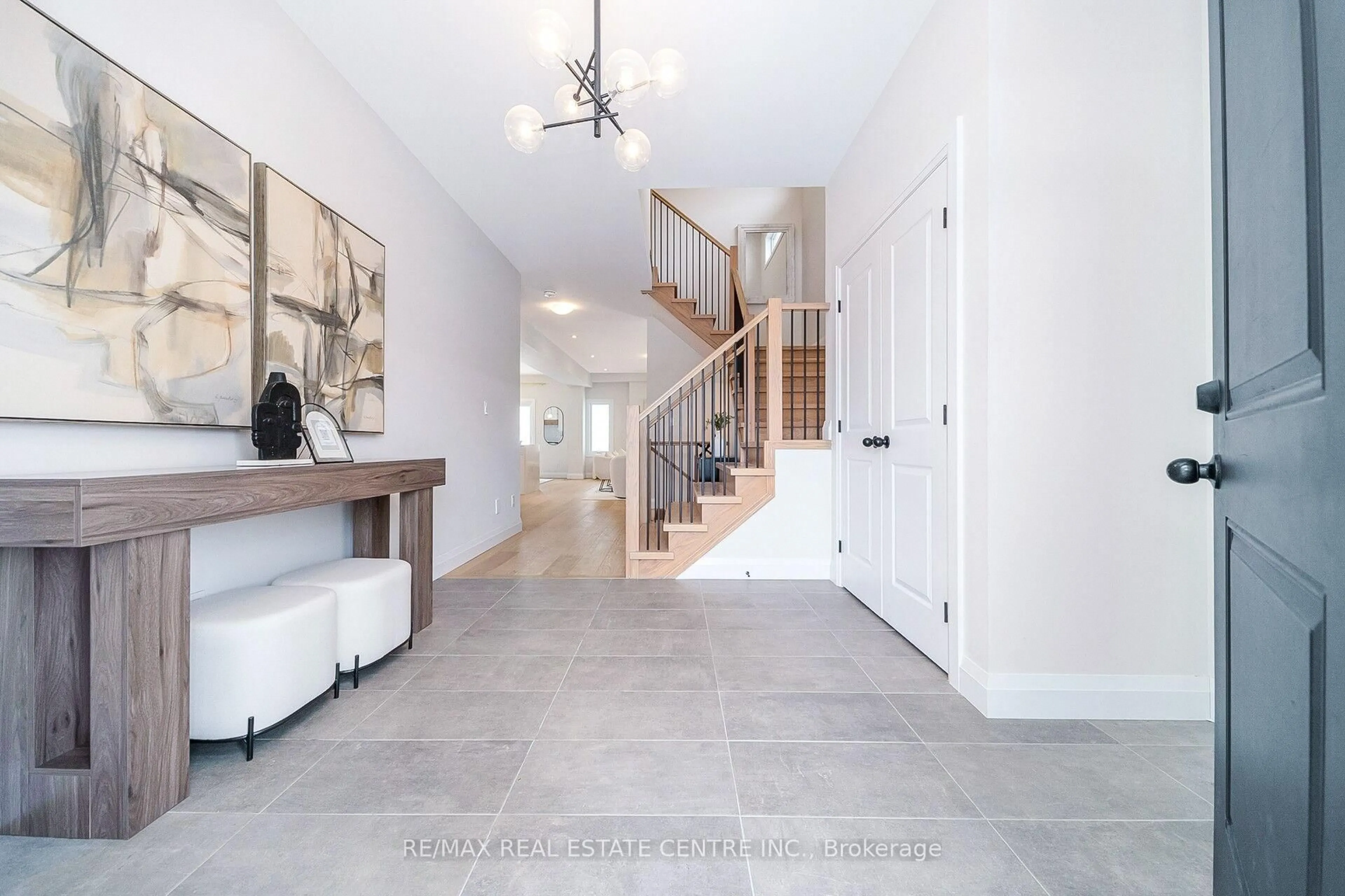 Indoor entryway for 223 Otterbein Rd, Kitchener Ontario N2B 0A8