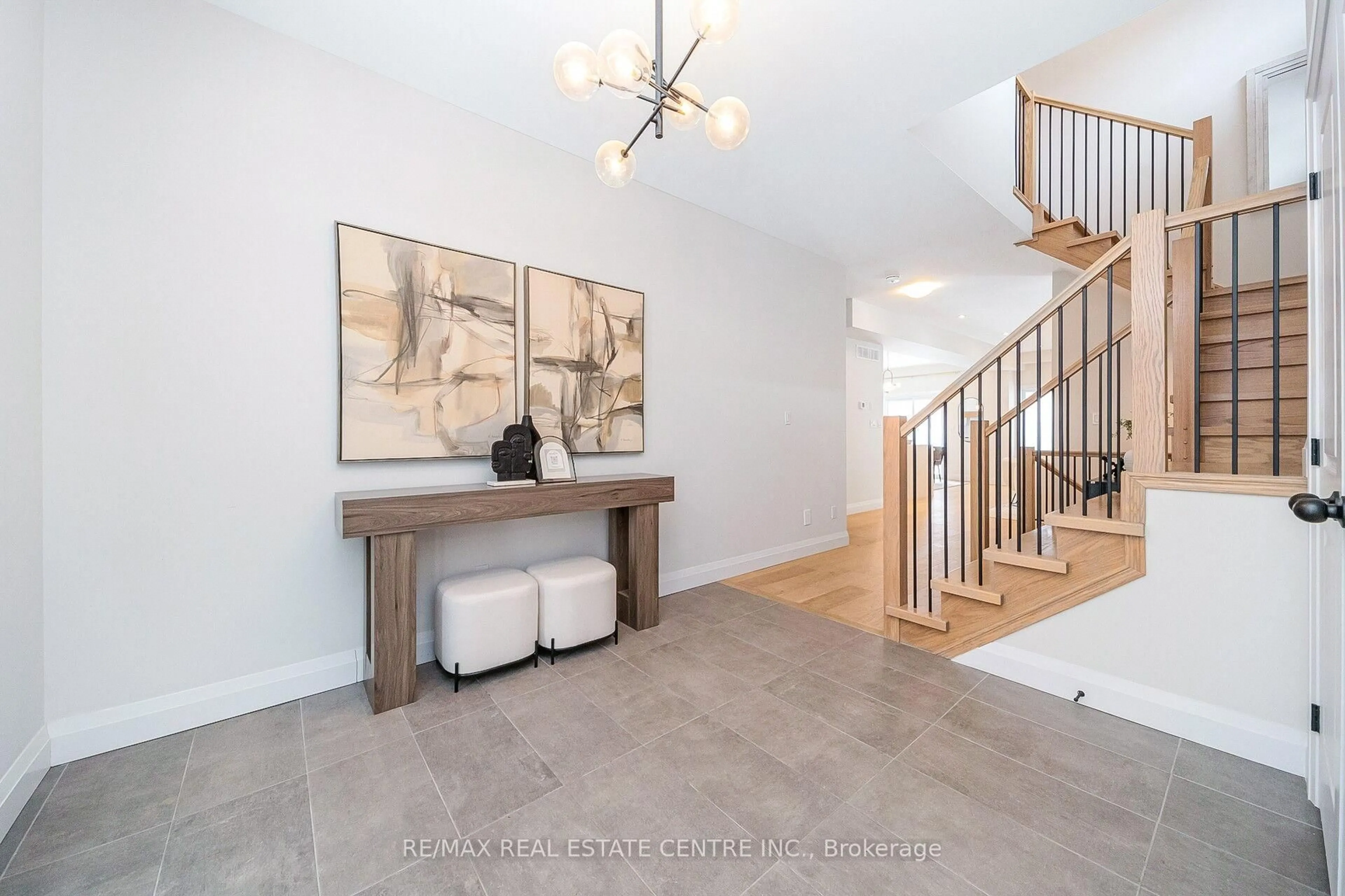 Indoor entryway for 223 Otterbein Rd, Kitchener Ontario N2B 0A8