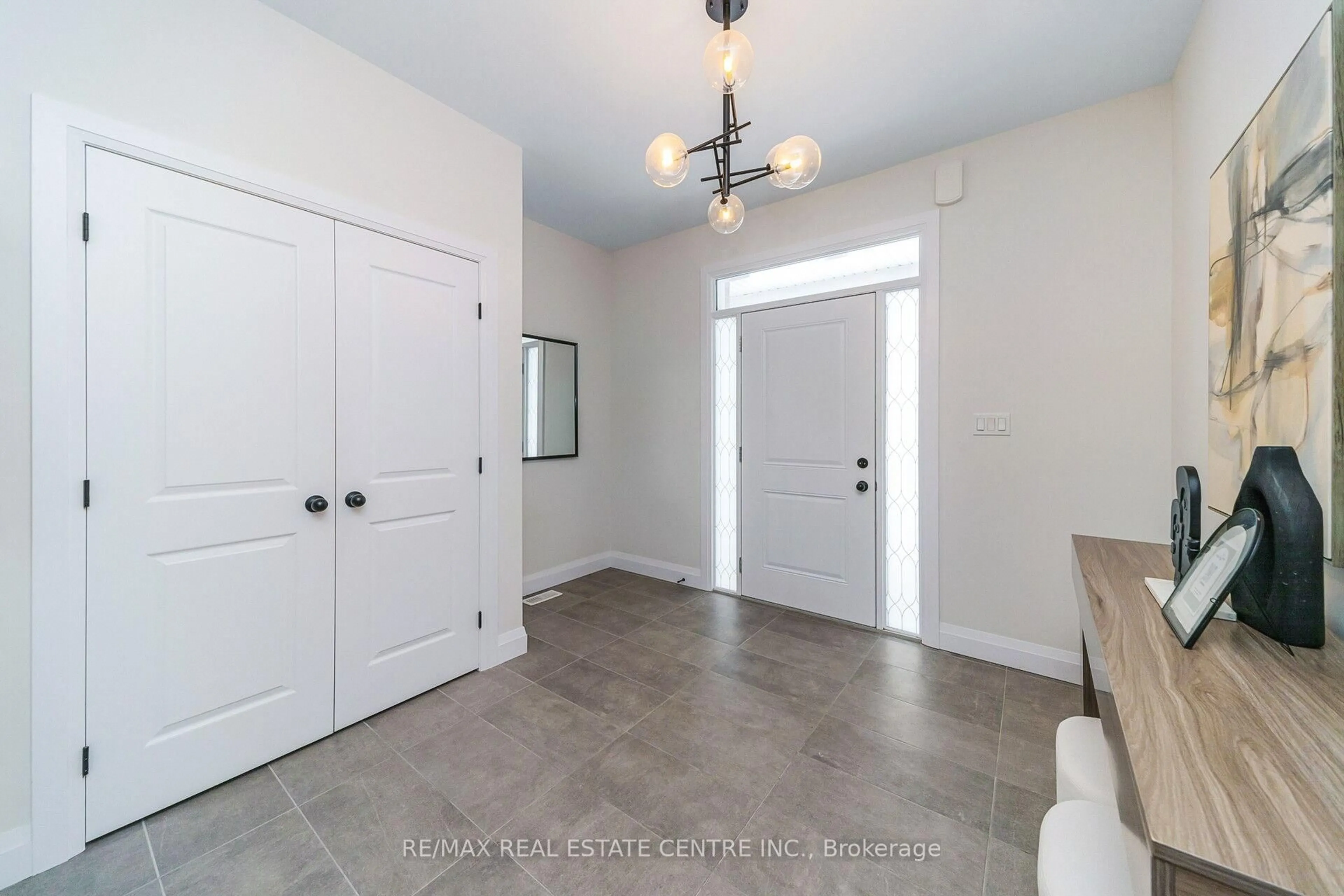 Indoor entryway for 223 Otterbein Rd, Kitchener Ontario N2B 0A8