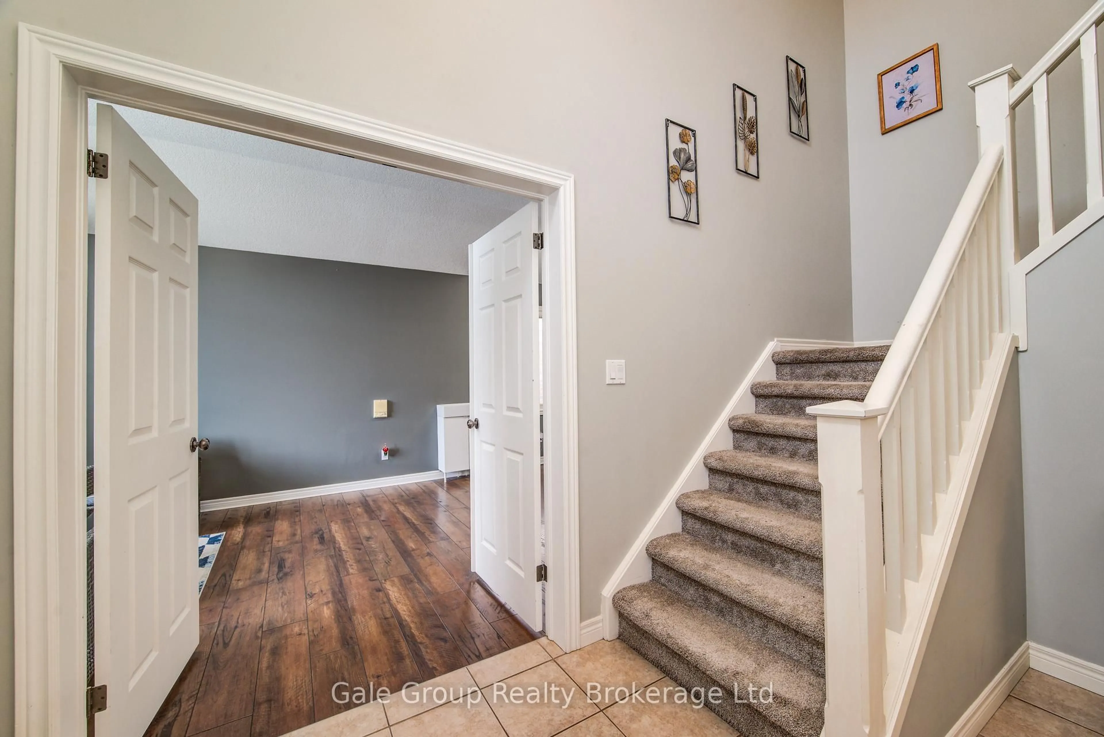Indoor entryway for 127 Falcon Dr, Woodstock Ontario N4T 1V5