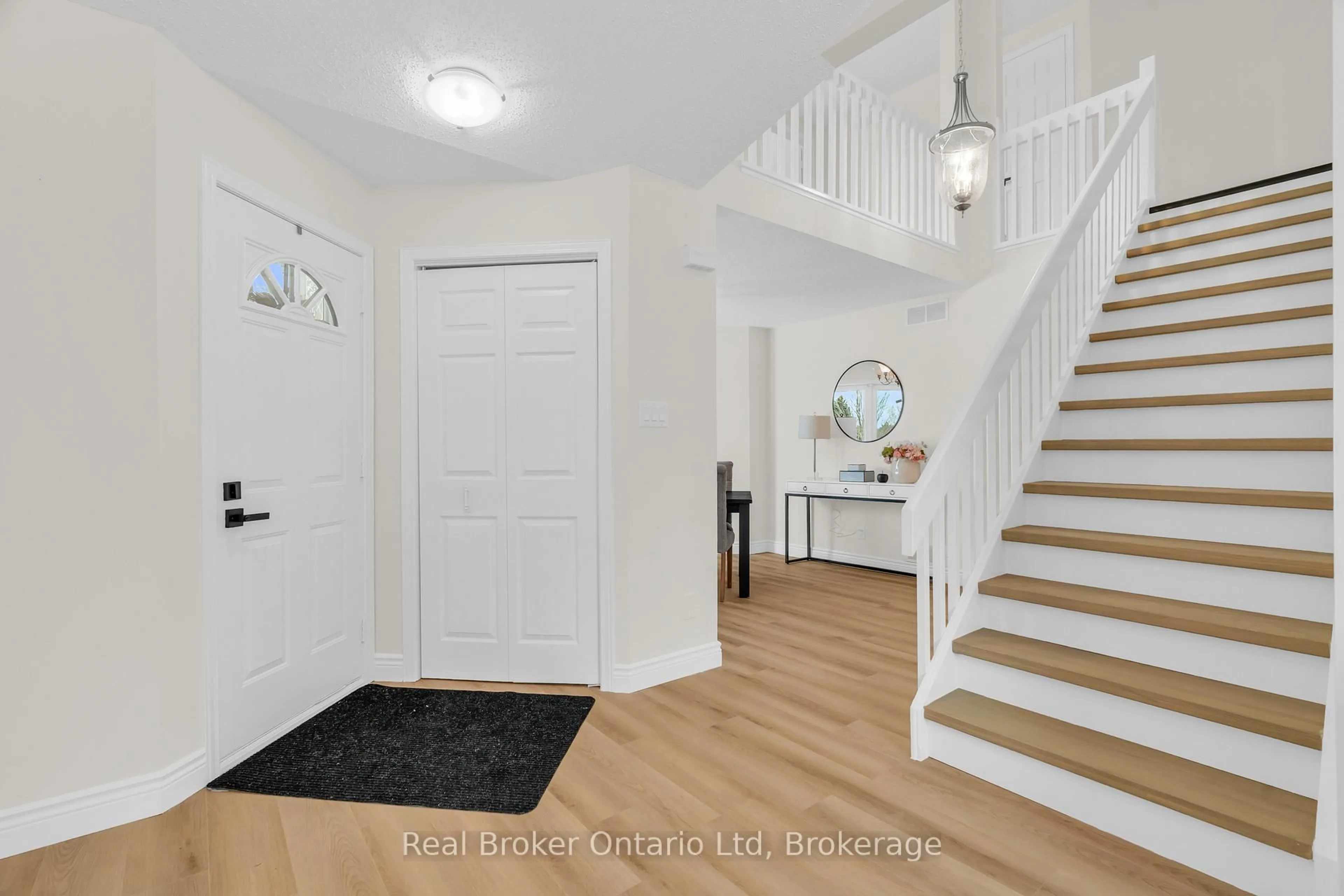 Indoor entryway for 1 Balfour Crt, Guelph Ontario N1L 1A9