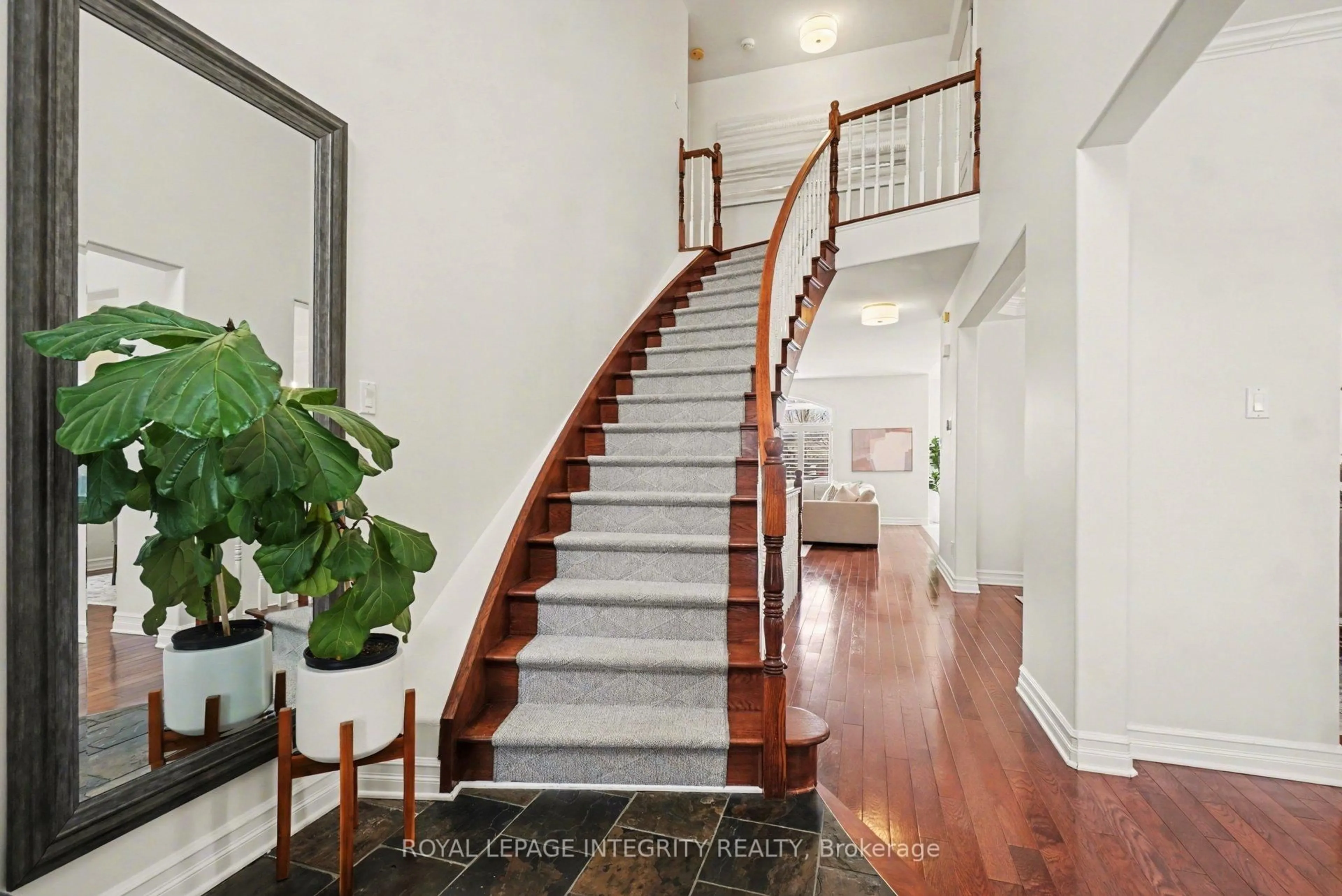 Indoor foyer for 127 Lachaine St, Russell Ontario K0A 1W0