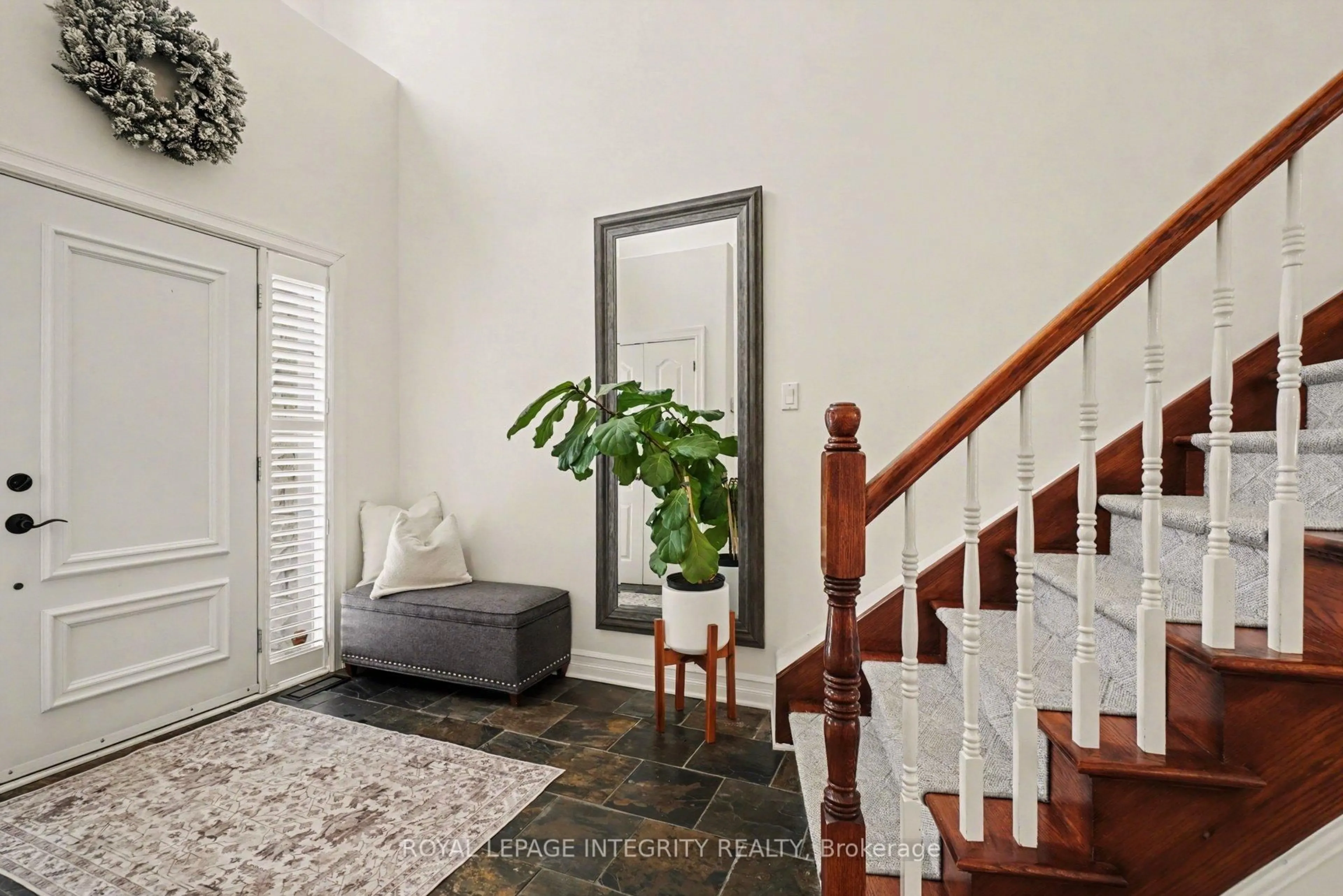 Indoor entryway for 127 Lachaine St, Russell Ontario K0A 1W0