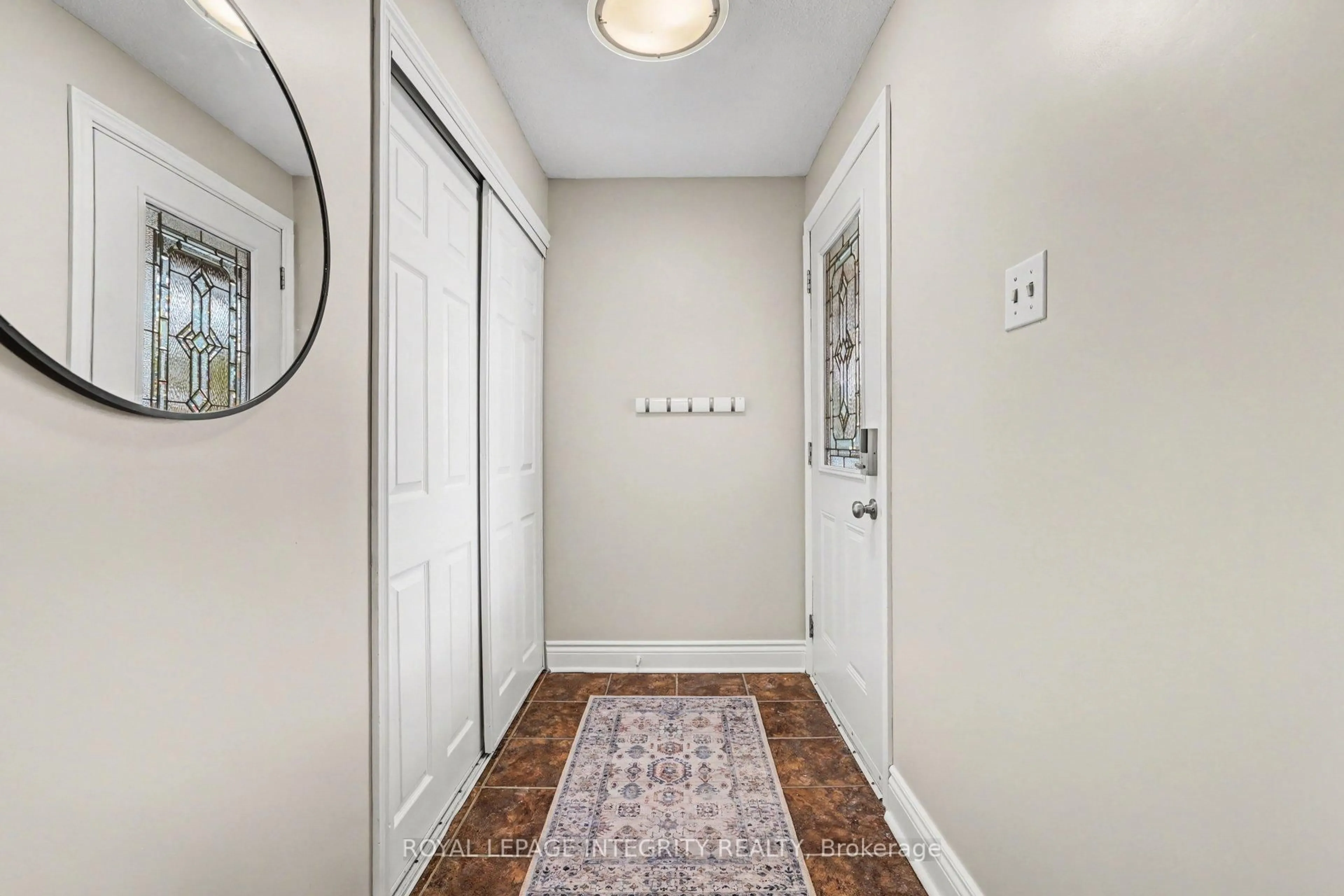Indoor entryway for 185 Withrow Ave, Ottawa Ontario K2G 3N6