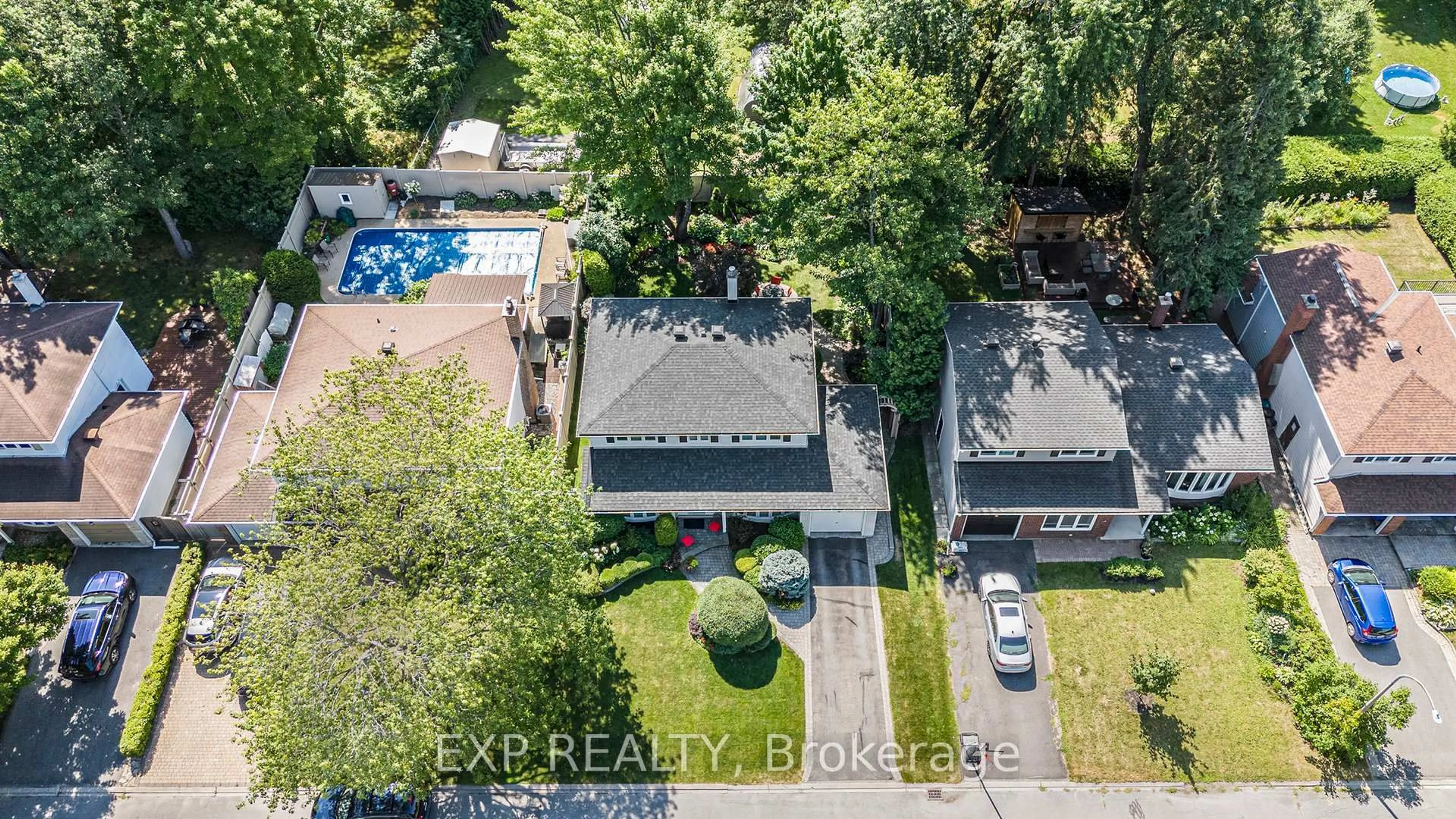 A pic from outside/outdoor area/front of a property/back of a property/a pic from drone, street for 24 Woodburn Dr, Ottawa Ontario K1B 3A7