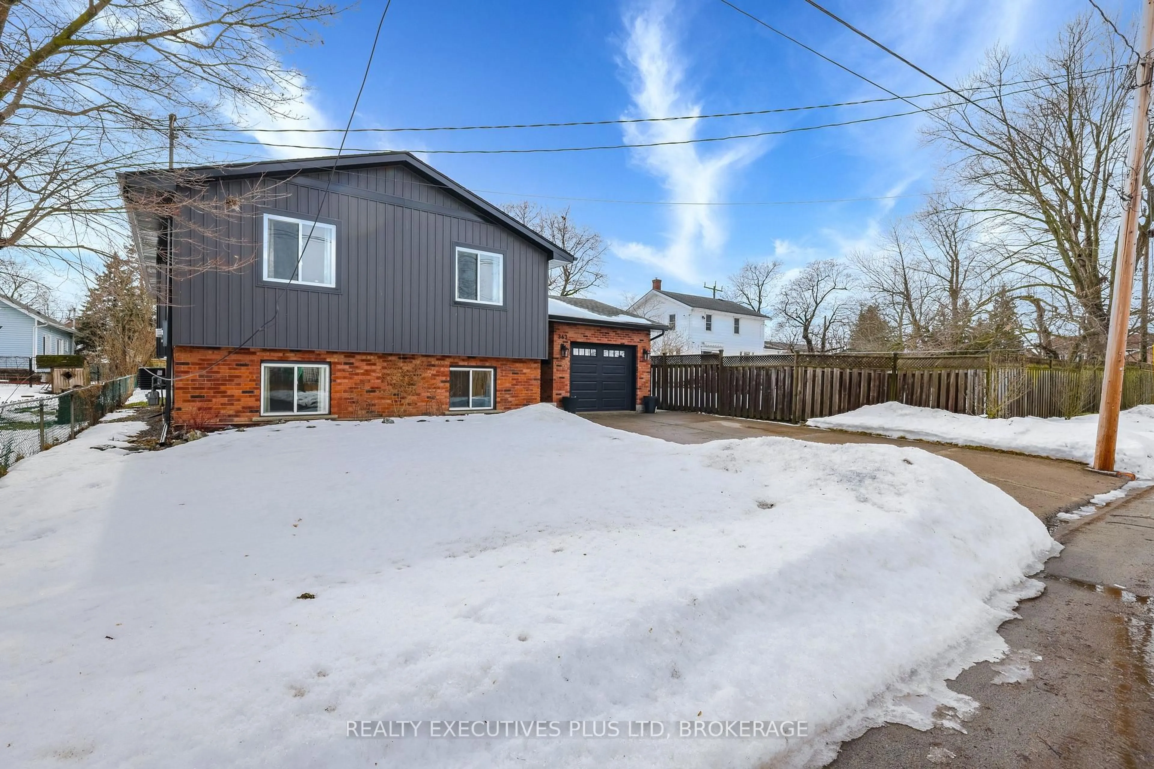 A pic from outside/outdoor area/front of a property/back of a property/a pic from drone, street for 363 Emerick Ave, Fort Erie Ontario L2A 2W8