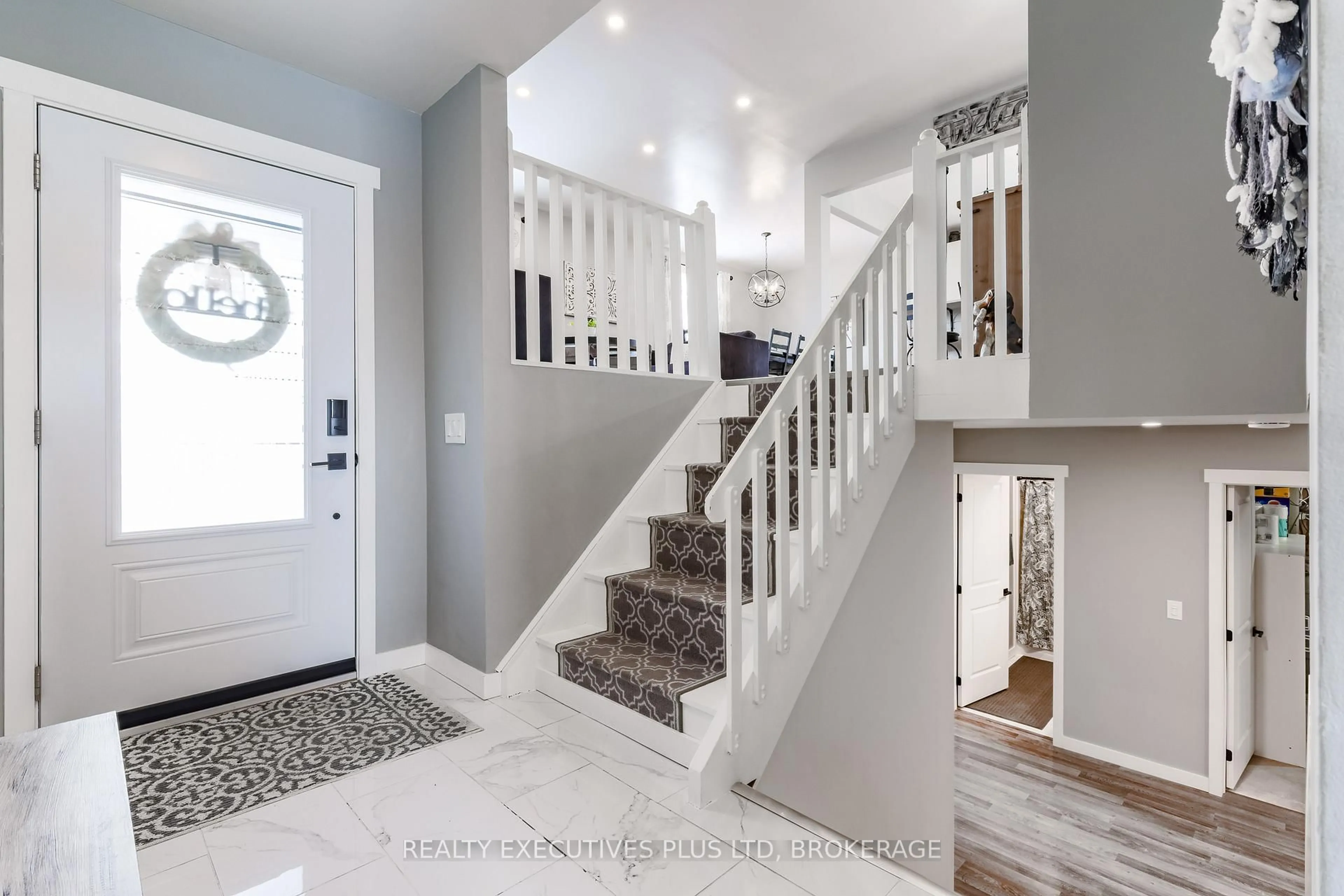 Indoor entryway for 363 Emerick Ave, Fort Erie Ontario L2A 2W8