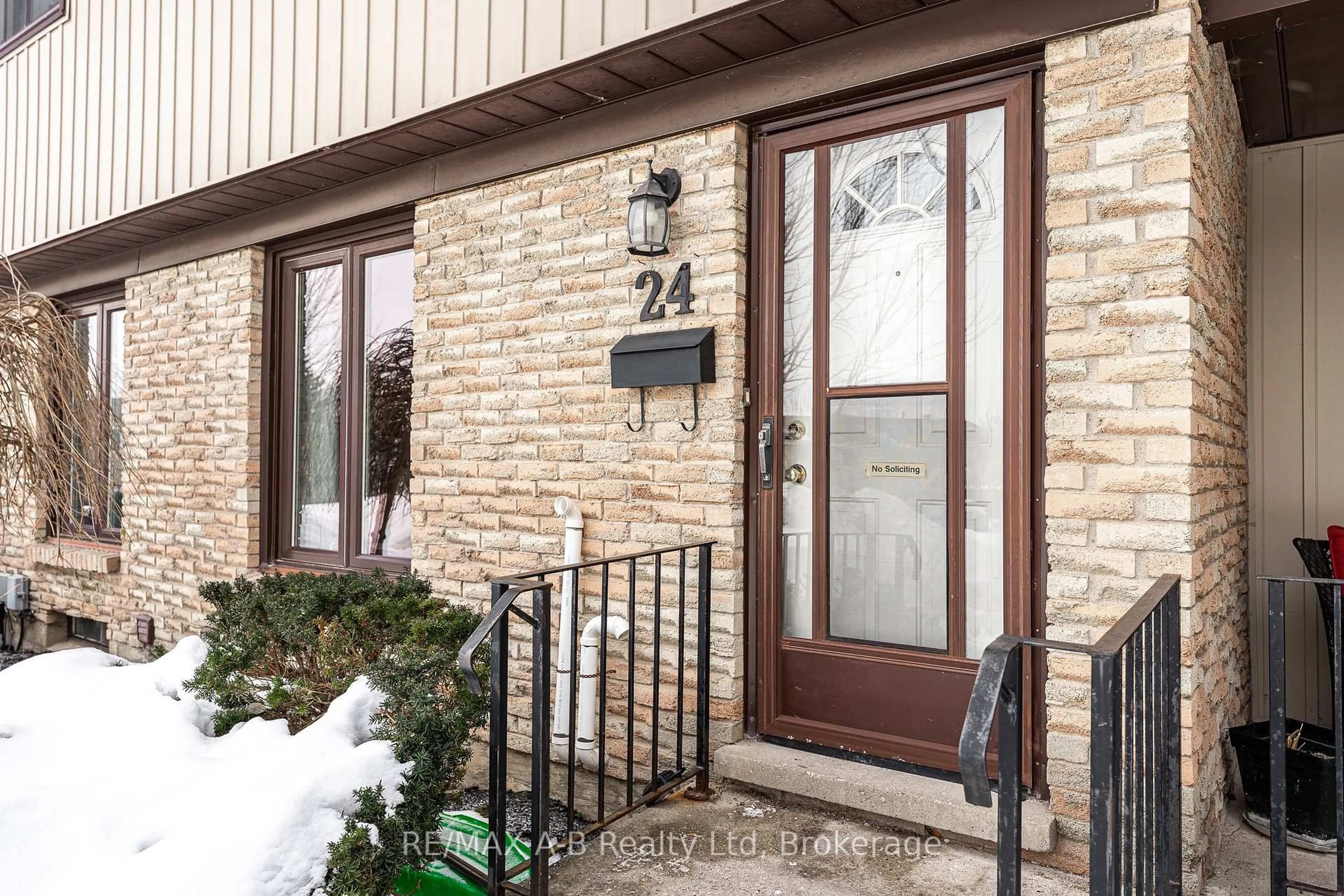 Indoor entryway for 91 Avonwood Dr #24, Stratford Ontario N4Z 1B2