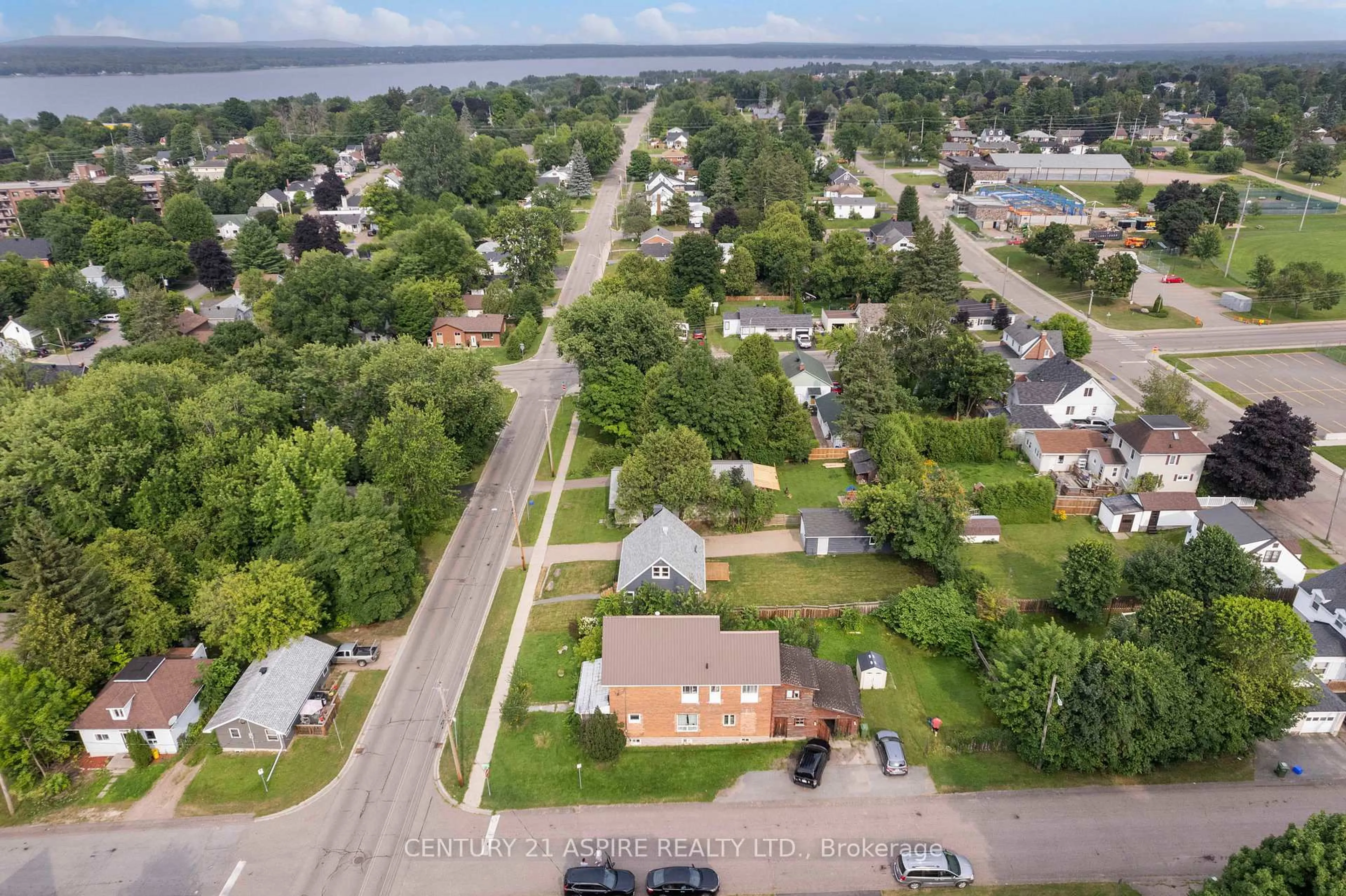 A pic from outside/outdoor area/front of a property/back of a property/a pic from drone, street for 332 Alfred St, Pembroke Ontario K8A 3A8
