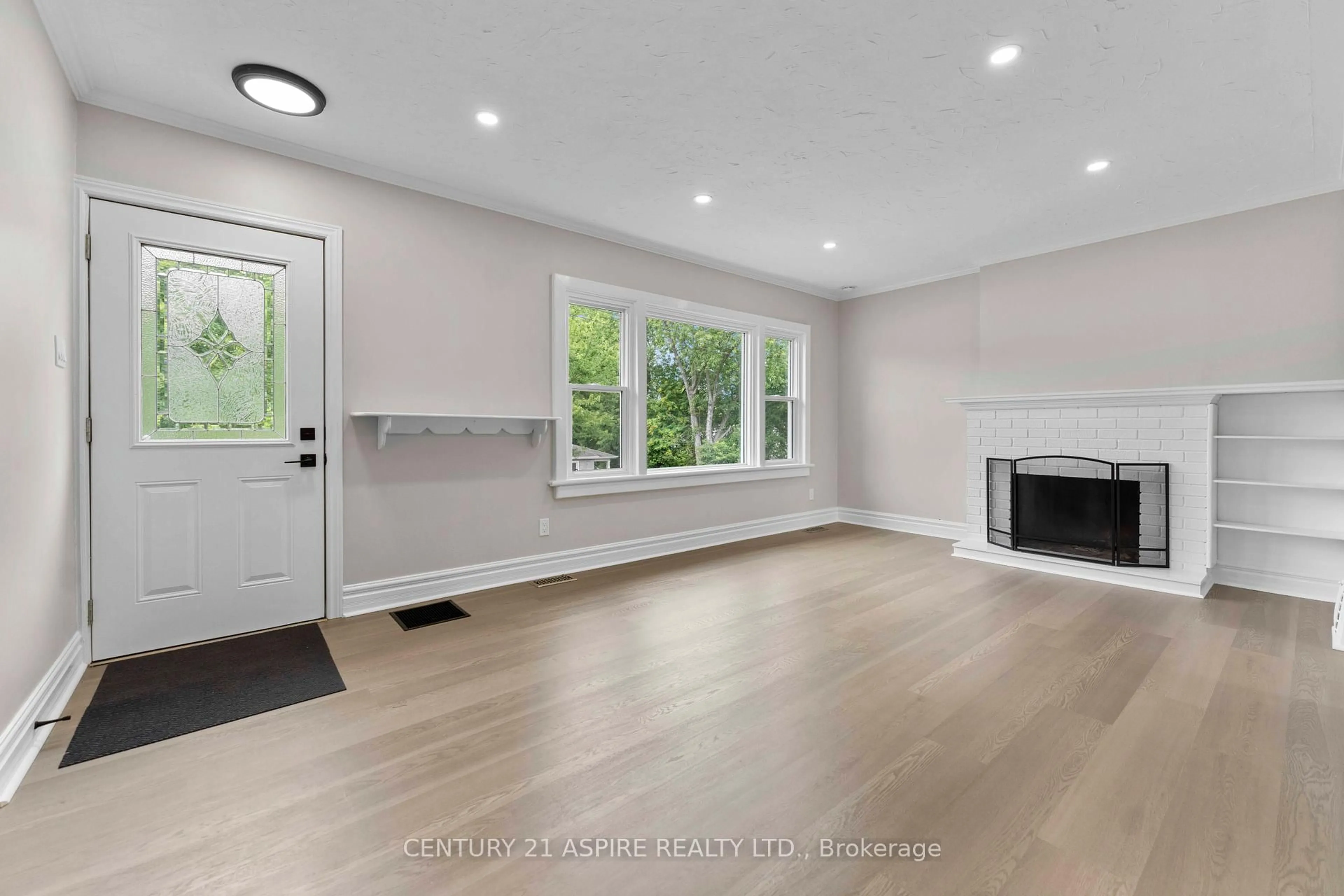 Unknown for 332 Alfred St, Pembroke Ontario K8A 3A8