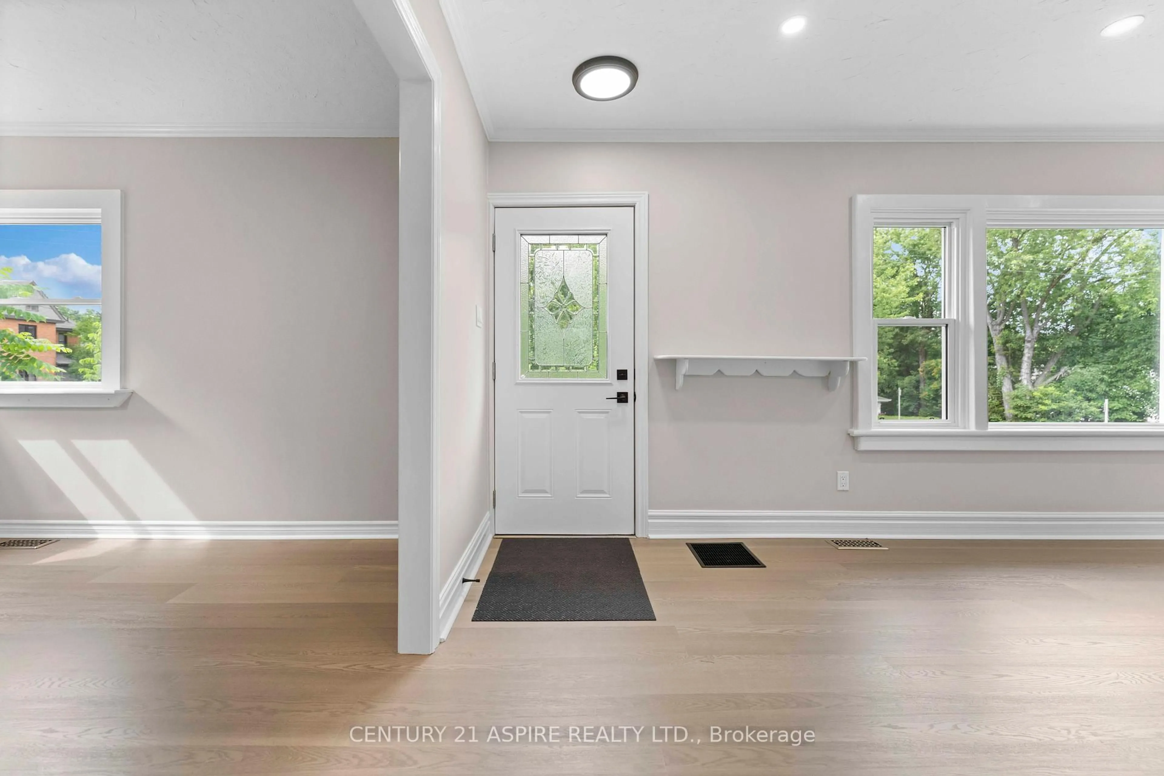 Indoor entryway for 332 Alfred St, Pembroke Ontario K8A 3A8