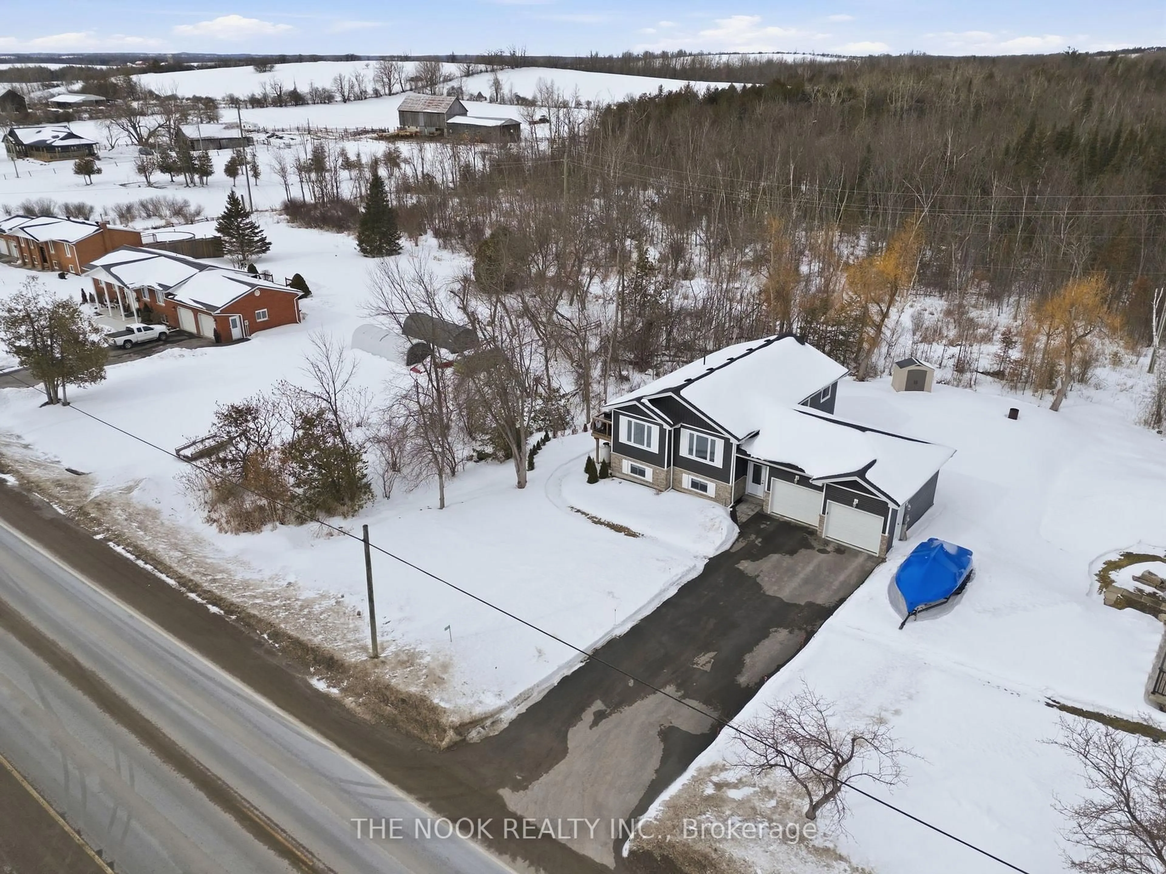 A pic from outside/outdoor area/front of a property/back of a property/a pic from drone, street for 1040 Yankee Line, Selwyn Ontario K0L 1T0