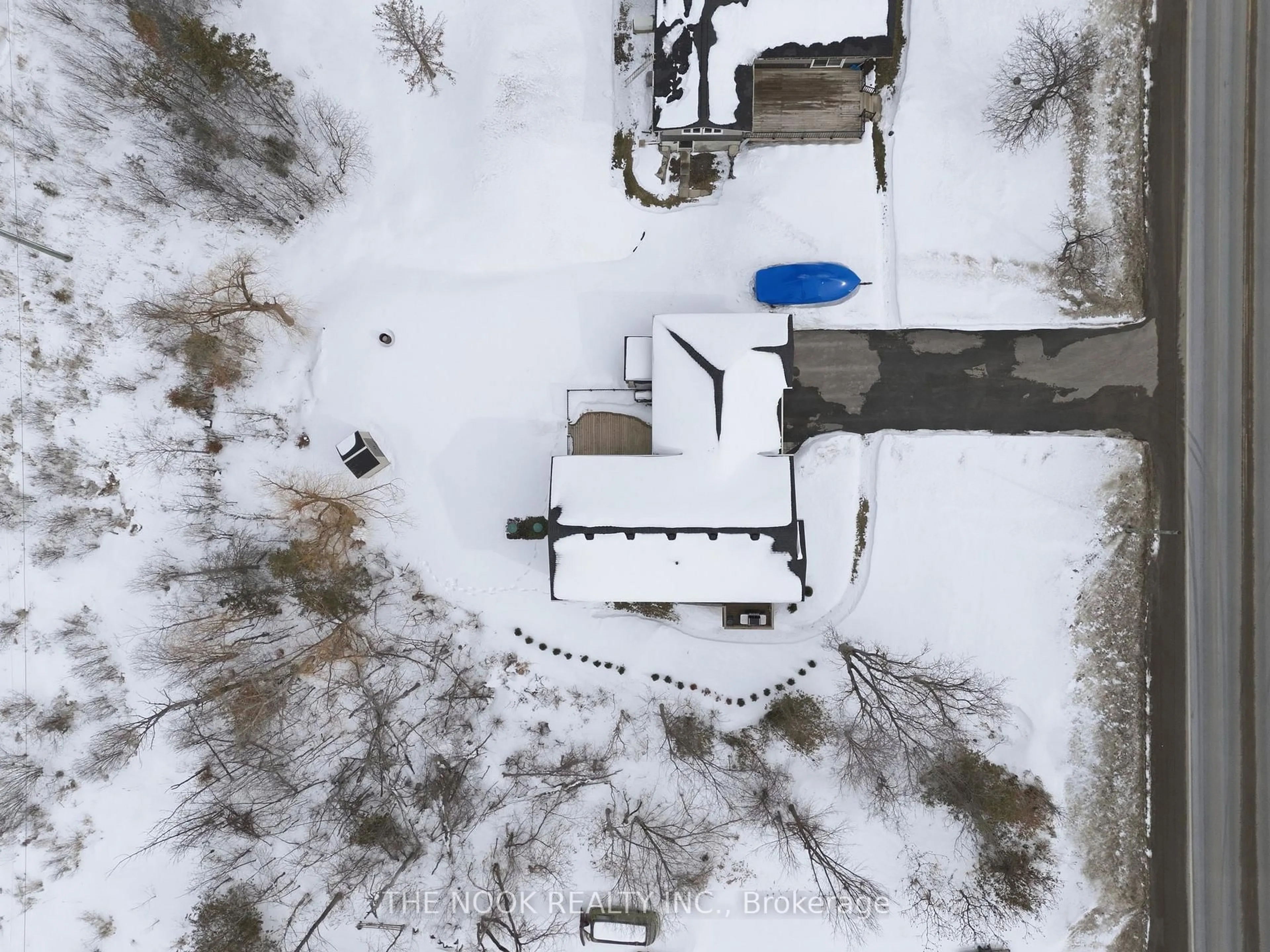 A pic from outside/outdoor area/front of a property/back of a property/a pic from drone, street for 1040 Yankee Line, Selwyn Ontario K0L 1T0