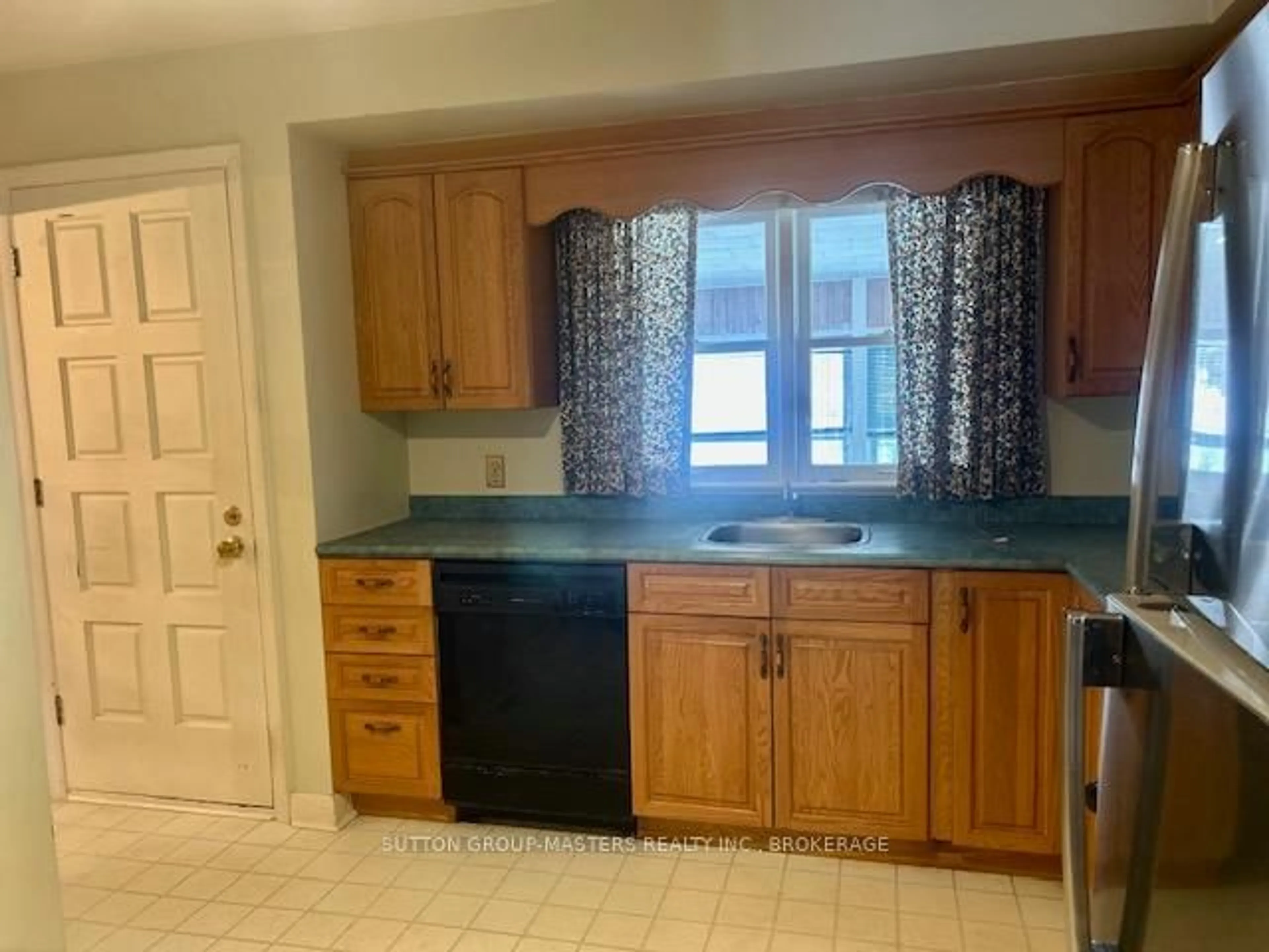 Standard kitchen, ceramic/tile floor for 323 Meadowcrest Rd, Kingston Ontario K7M 3S4