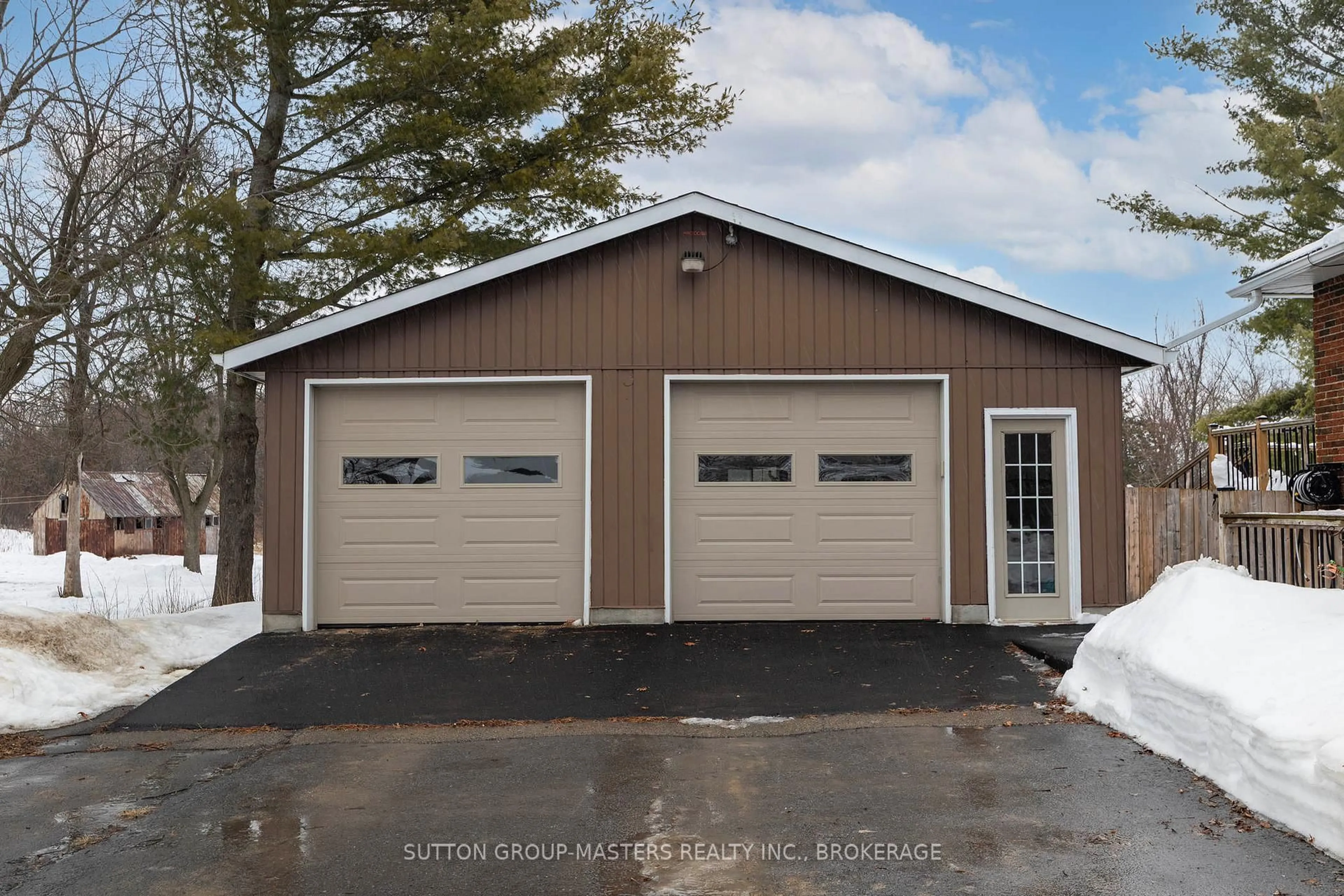 Indoor garage for 3837 Holmes Rd, Inverary Ontario K0H 1X0