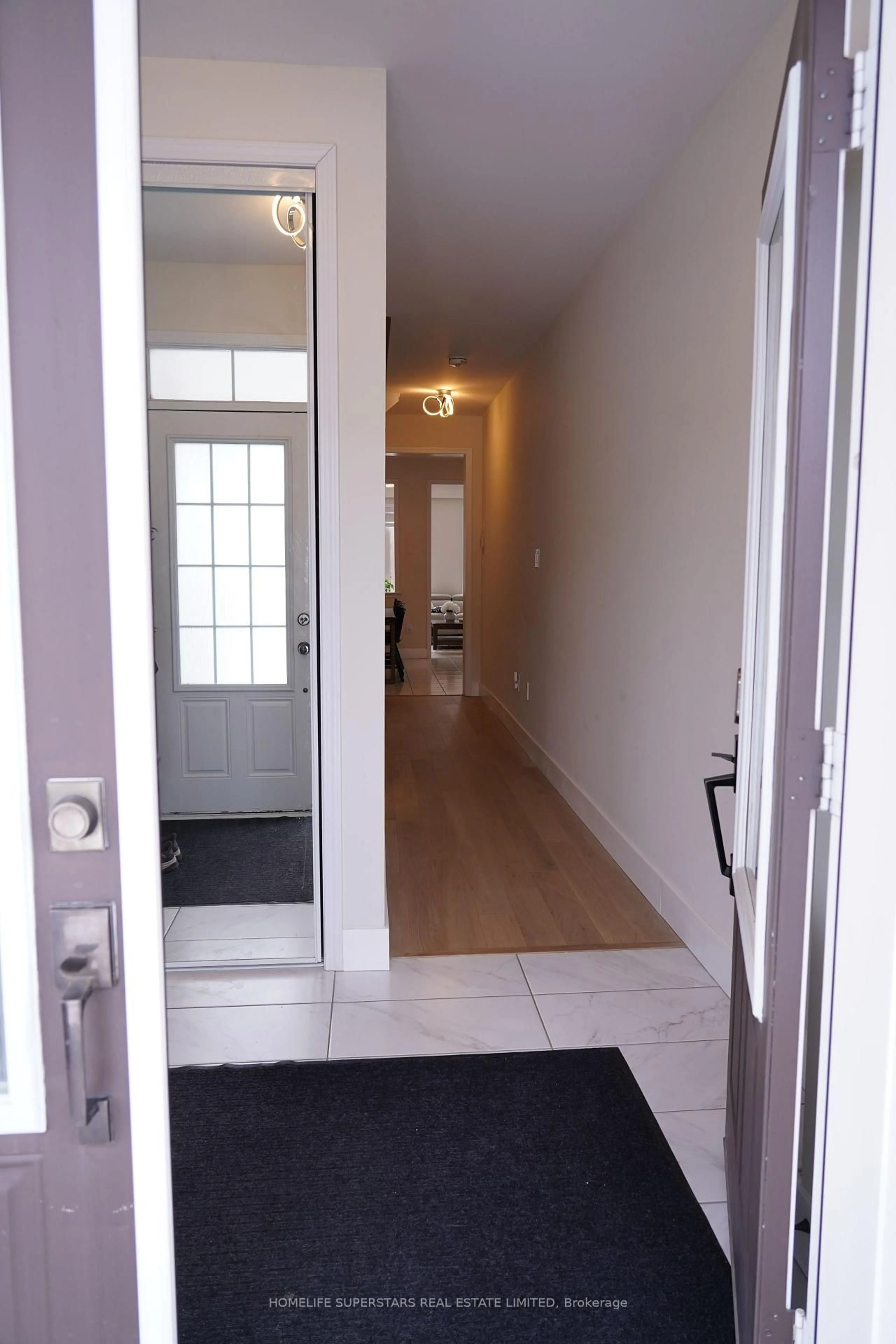 Indoor entryway for 7777 Hackberry Tr, Niagara Falls Ontario L2H 3R5