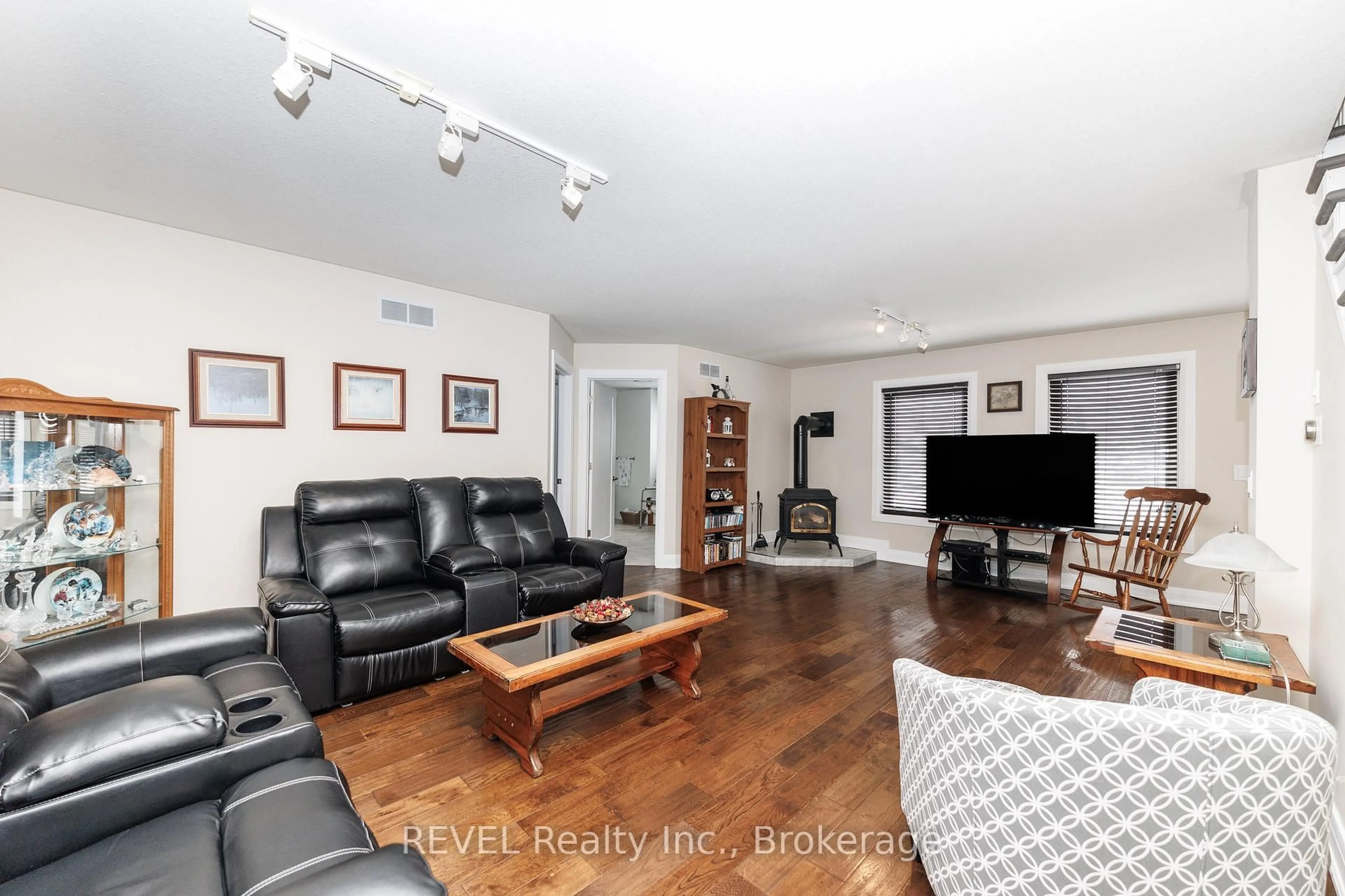 Living room with furniture, unknown for 1452 Allanport Rd, Thorold Ontario L0S 1K0