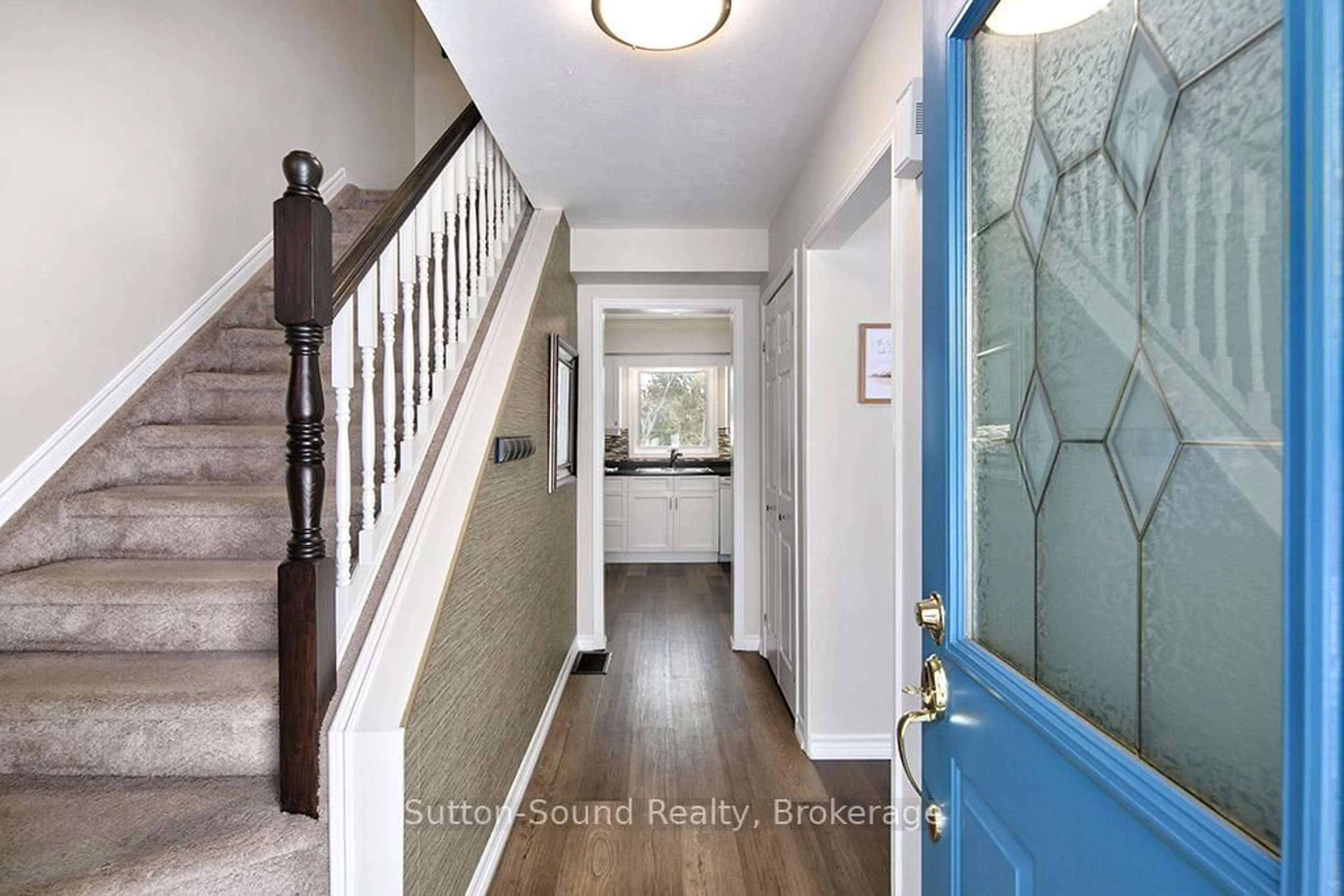 Indoor entryway for 468 8th Ave, Owen Sound Ontario N4K 6S8