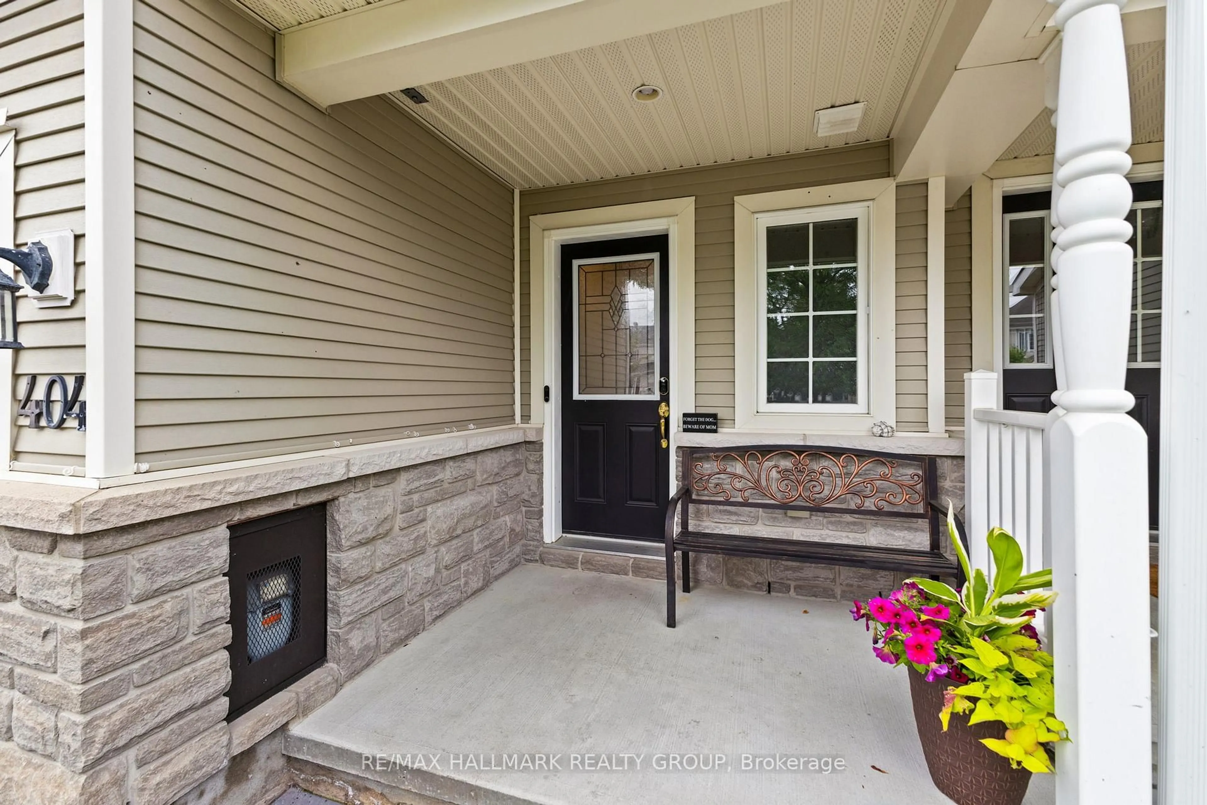 Indoor entryway for 404 Wisteria Cres, Ottawa Ontario K1V 0P1