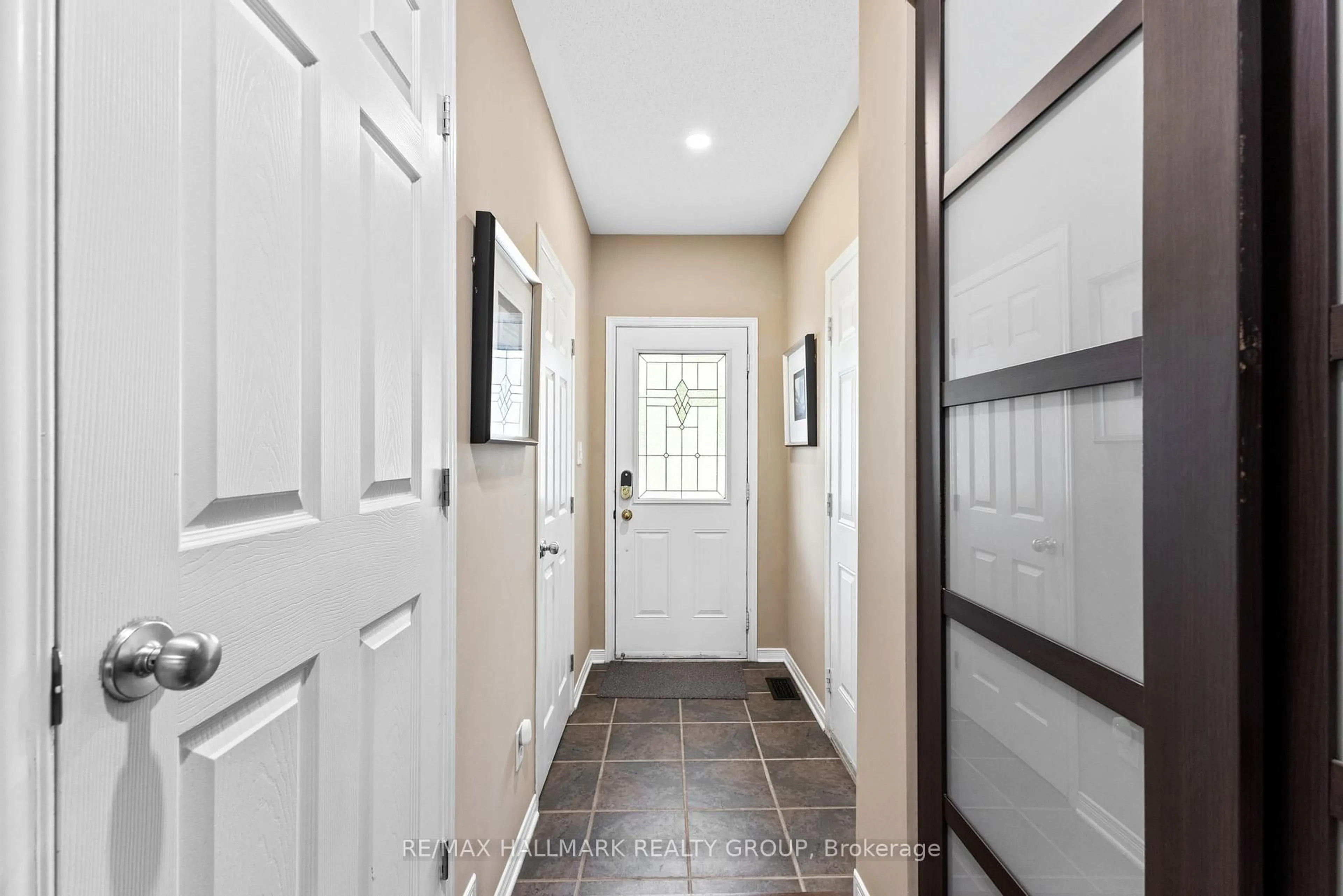 Indoor entryway for 404 Wisteria Cres, Ottawa Ontario K1V 0P1