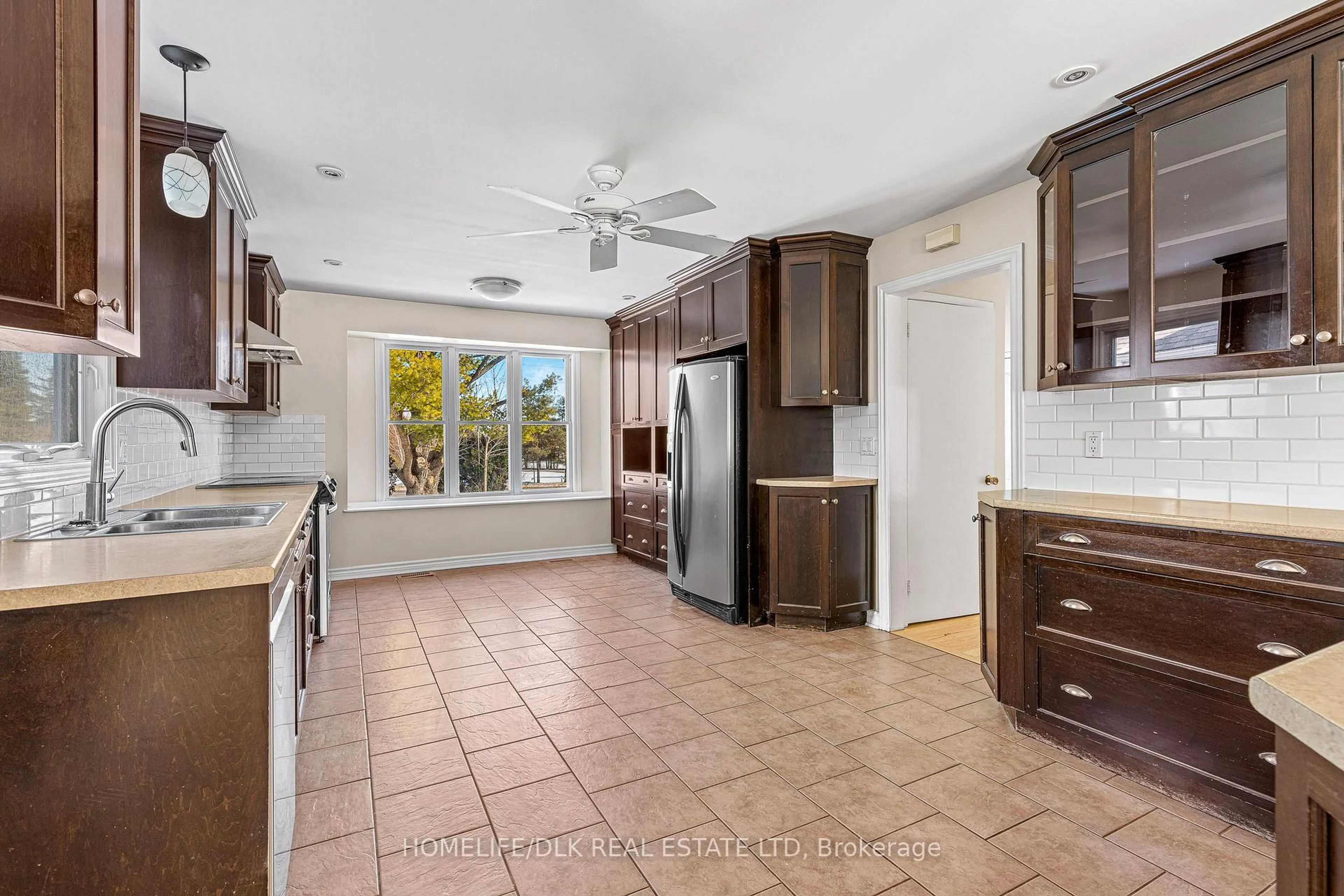 Open concept kitchen, ceramic/tile floor for 834 South Gower Dr, North Grenville Ontario K0G 1J0