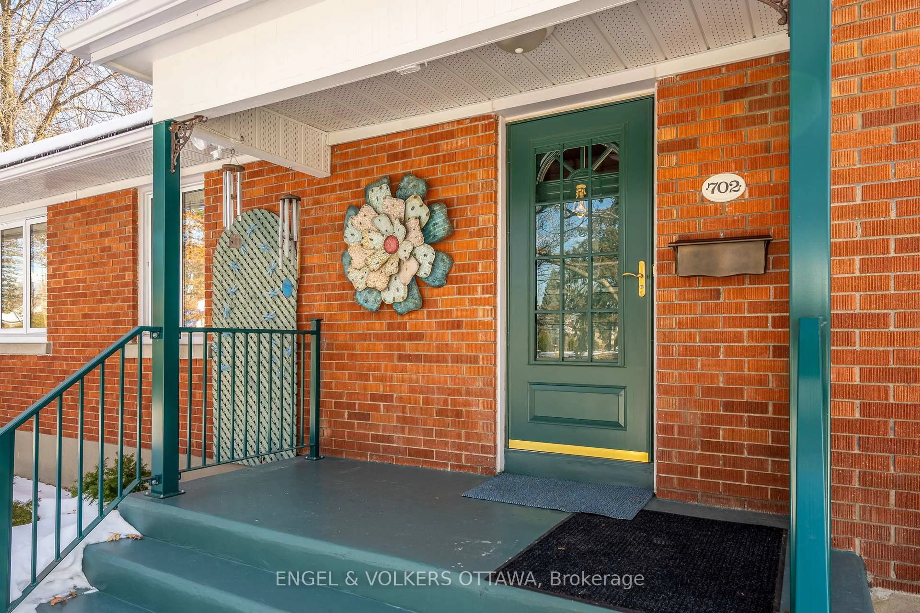 Indoor entryway for 702 Dovercourt Ave, Ottawa Ontario K2A 0W7