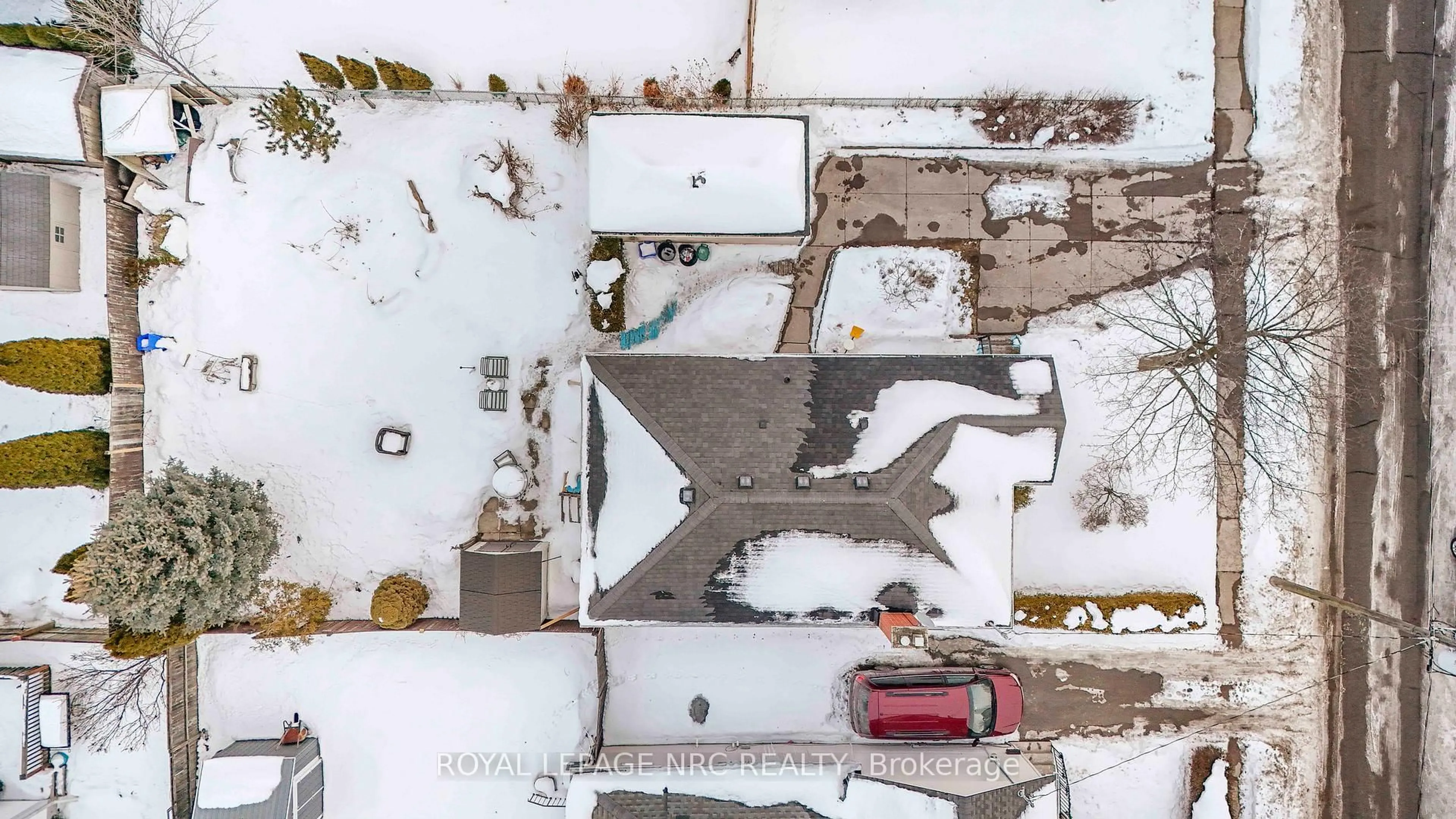 A pic from outside/outdoor area/front of a property/back of a property/a pic from drone, building for 32 Ambrose St, St. Catharines Ontario L2S 2K7