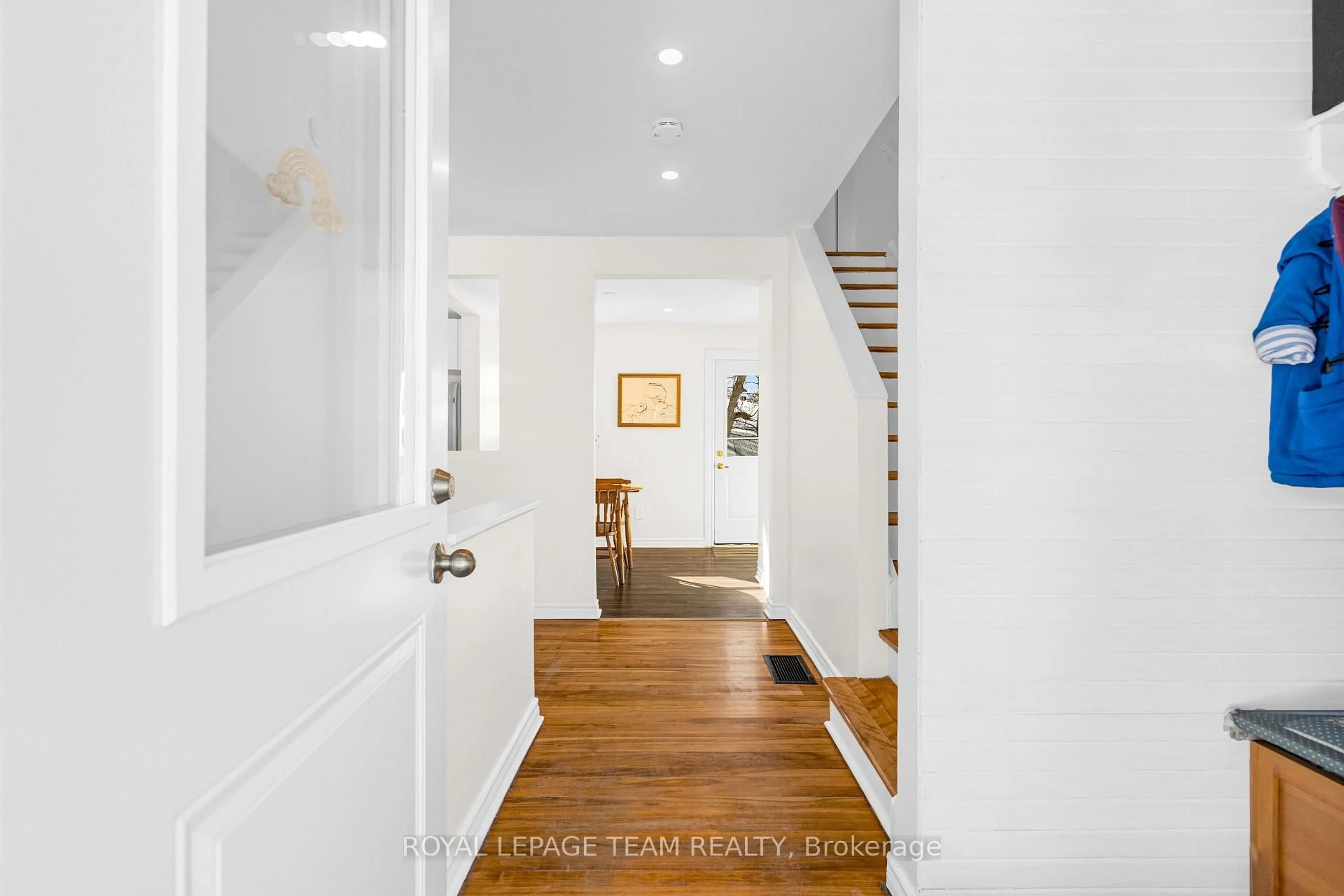 Indoor entryway for 852 BORTHWICK Ave, Ottawa Ontario K1K 2M8