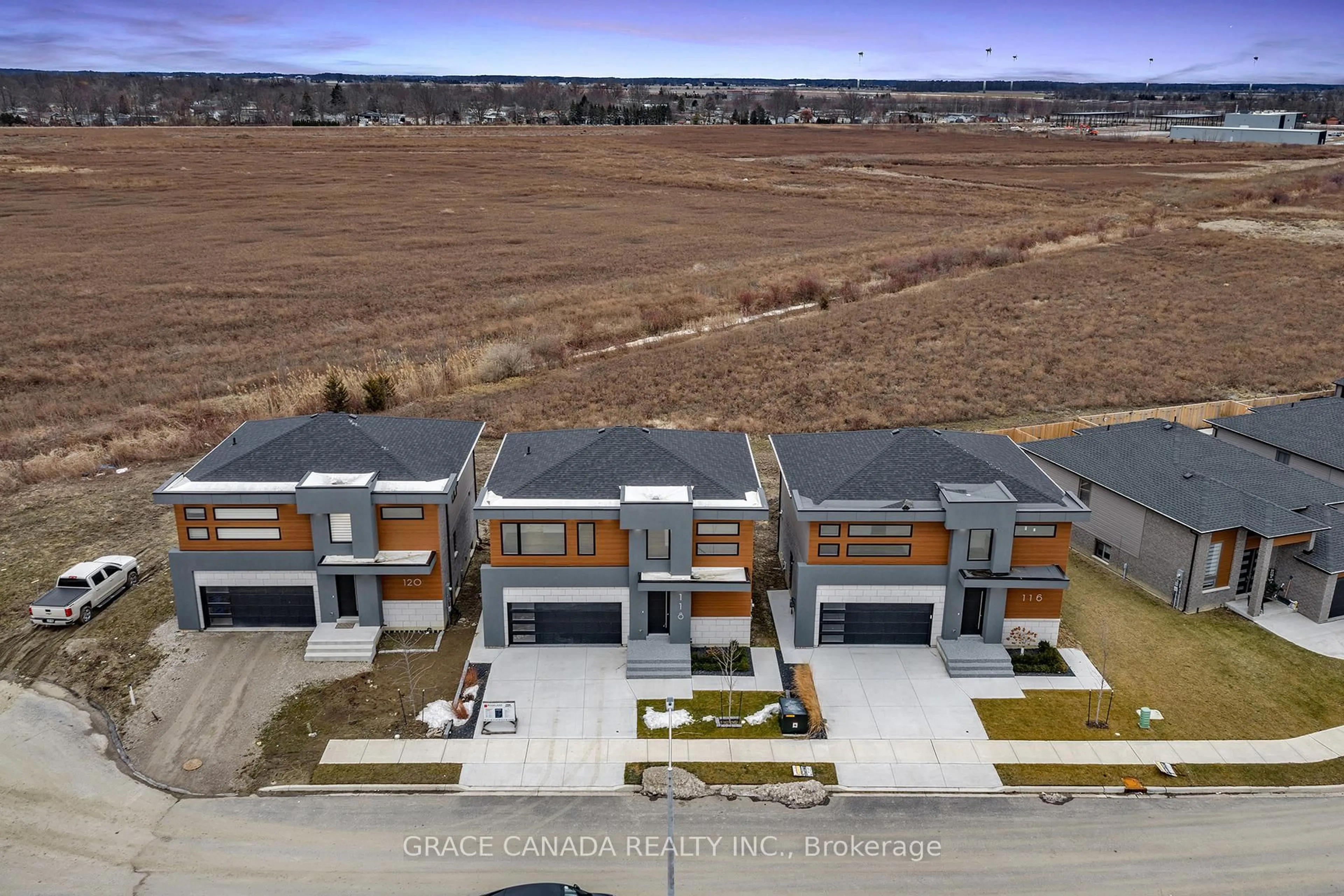 A pic from outside/outdoor area/front of a property/back of a property/a pic from drone, street for 118 Bear St, Essex Ontario N8M 0A9