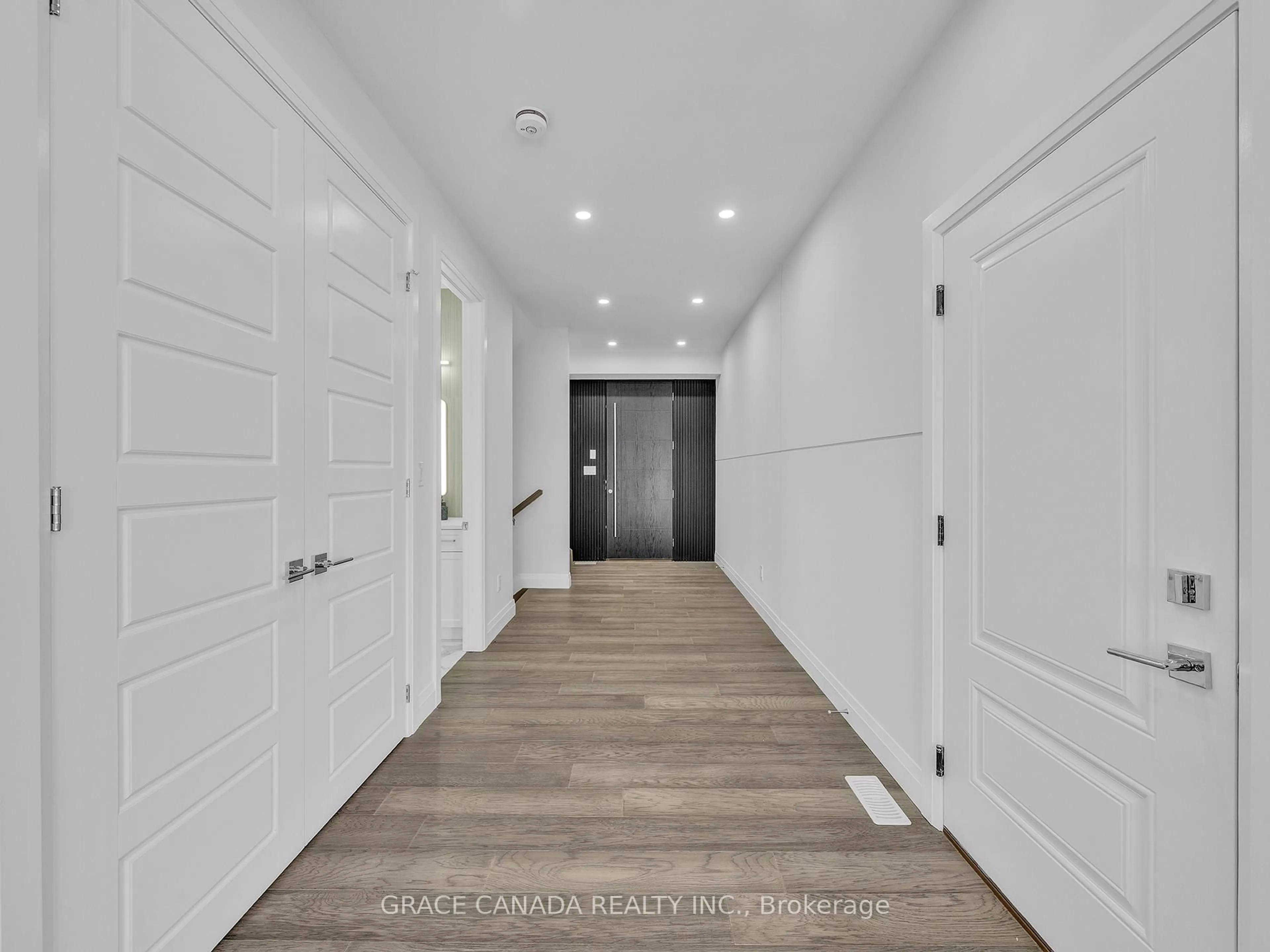 Indoor entryway for 118 Bear St, Essex Ontario N8M 0A9