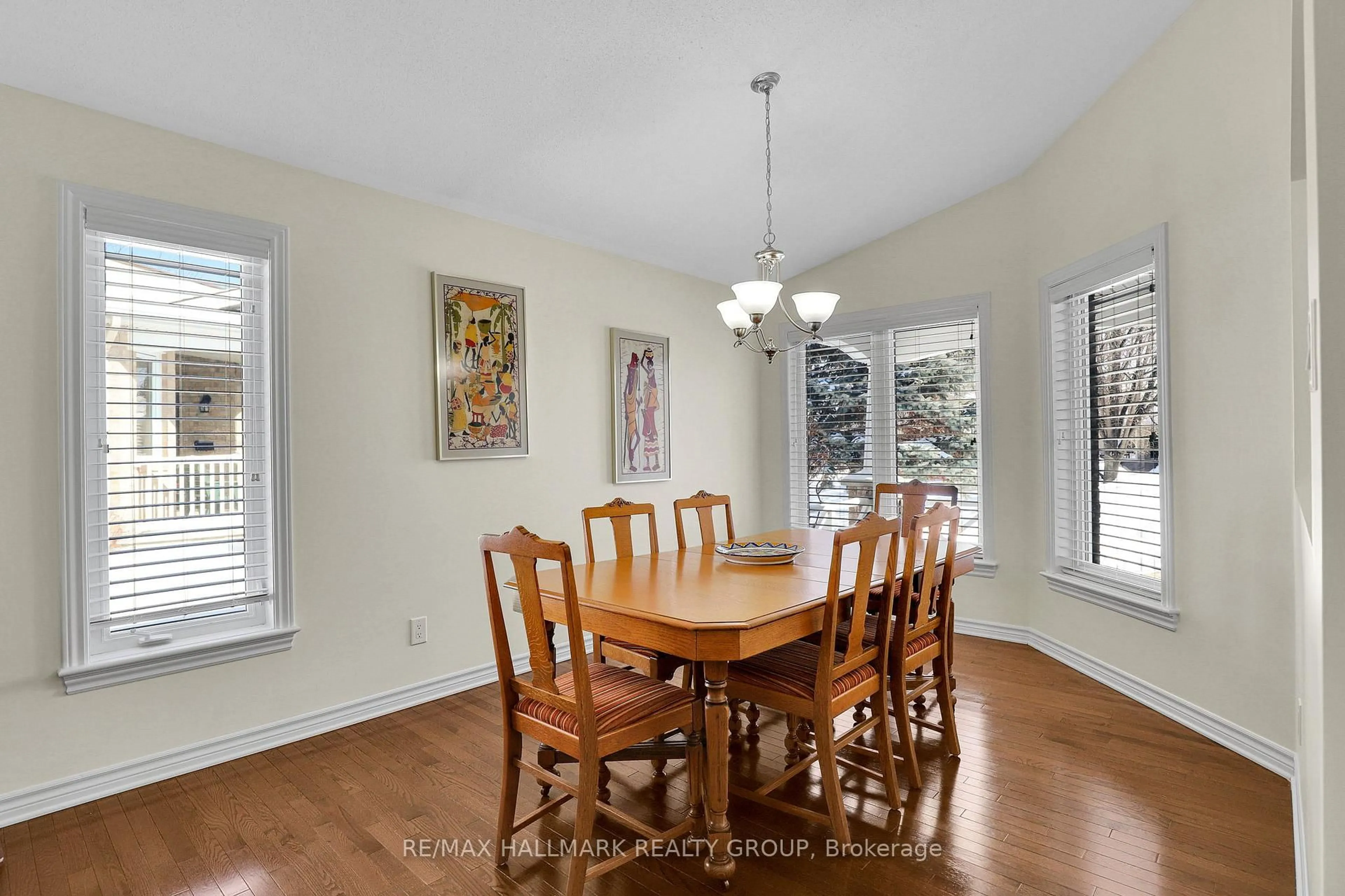 Dining room, wood/laminate floor for 165 Granite Crt, Ottawa Ontario K2M 0A3