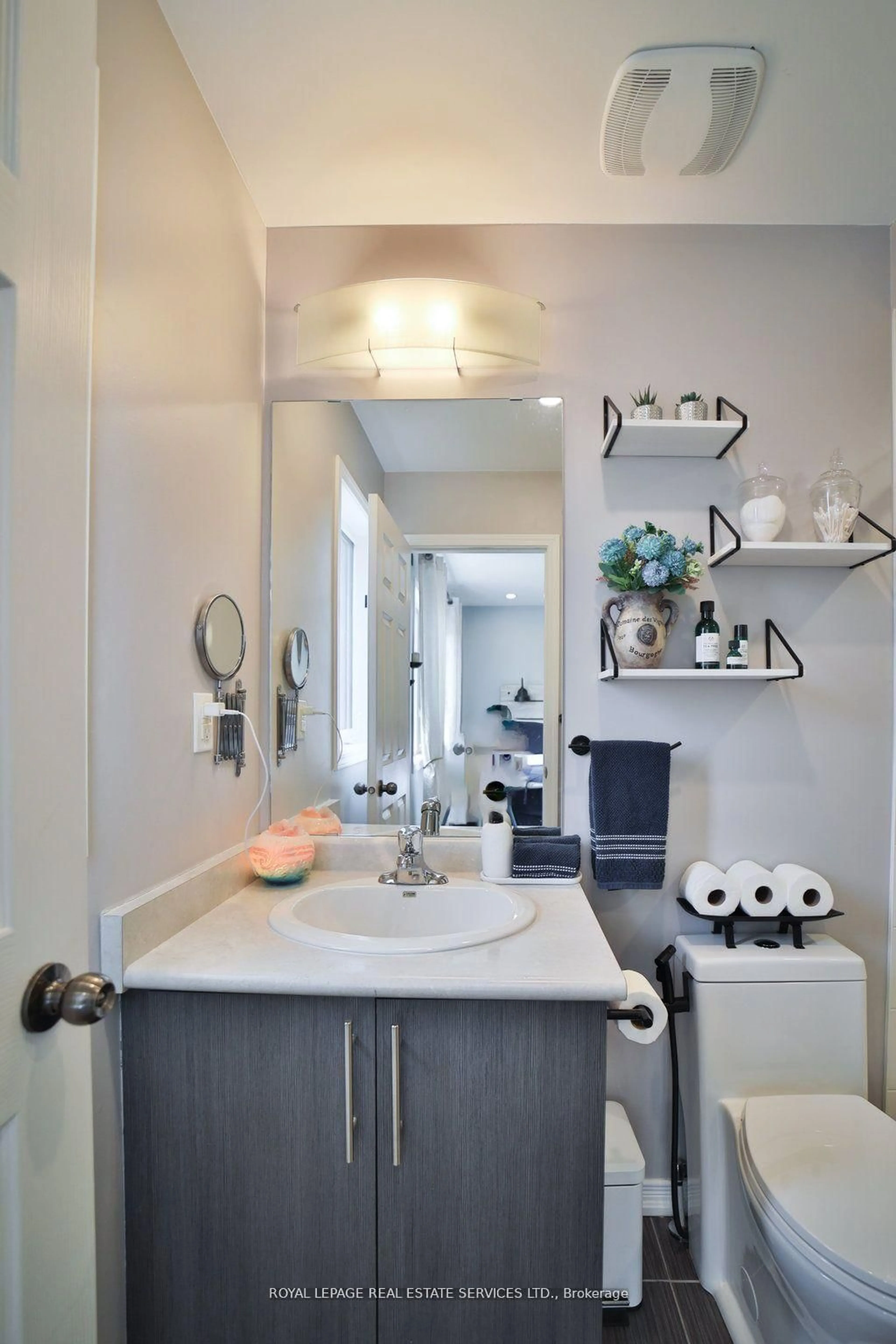 Contemporary bathroom, ceramic/tile floor for 15 Mcallistar Dr, Hamilton Ontario L0R 1C0