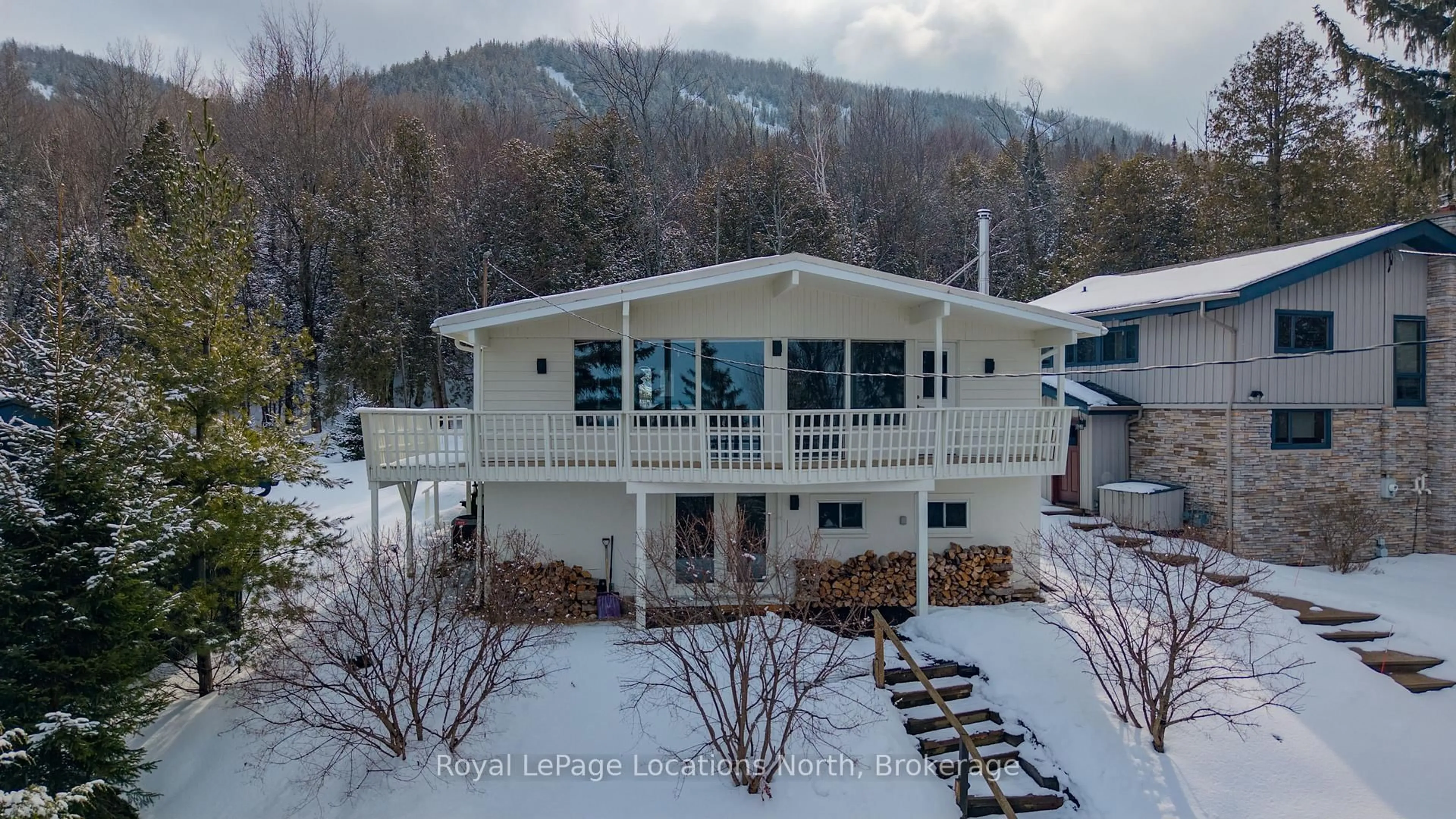 A pic from outside/outdoor area/front of a property/back of a property/a pic from drone, mountain view for 102 Wensley Dr #27, Blue Mountains Ontario N0H 1J0