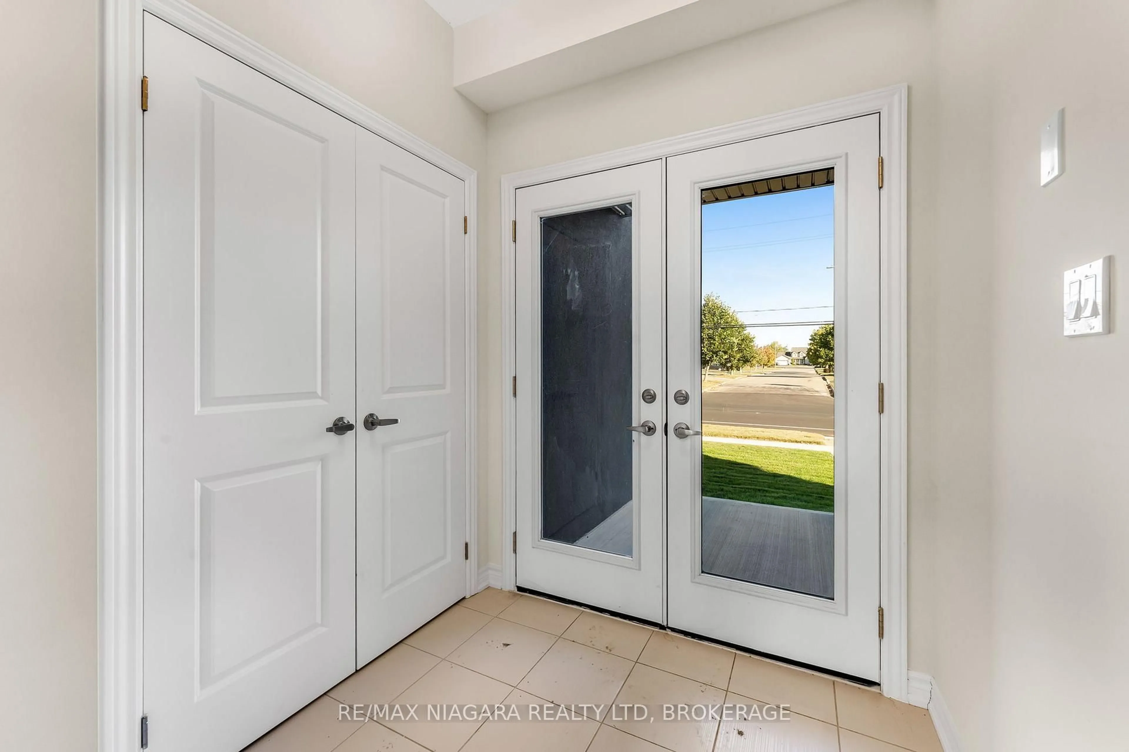 Indoor entryway for 3219 DOMINION Rd, Fort Erie Ontario L0S 1N0