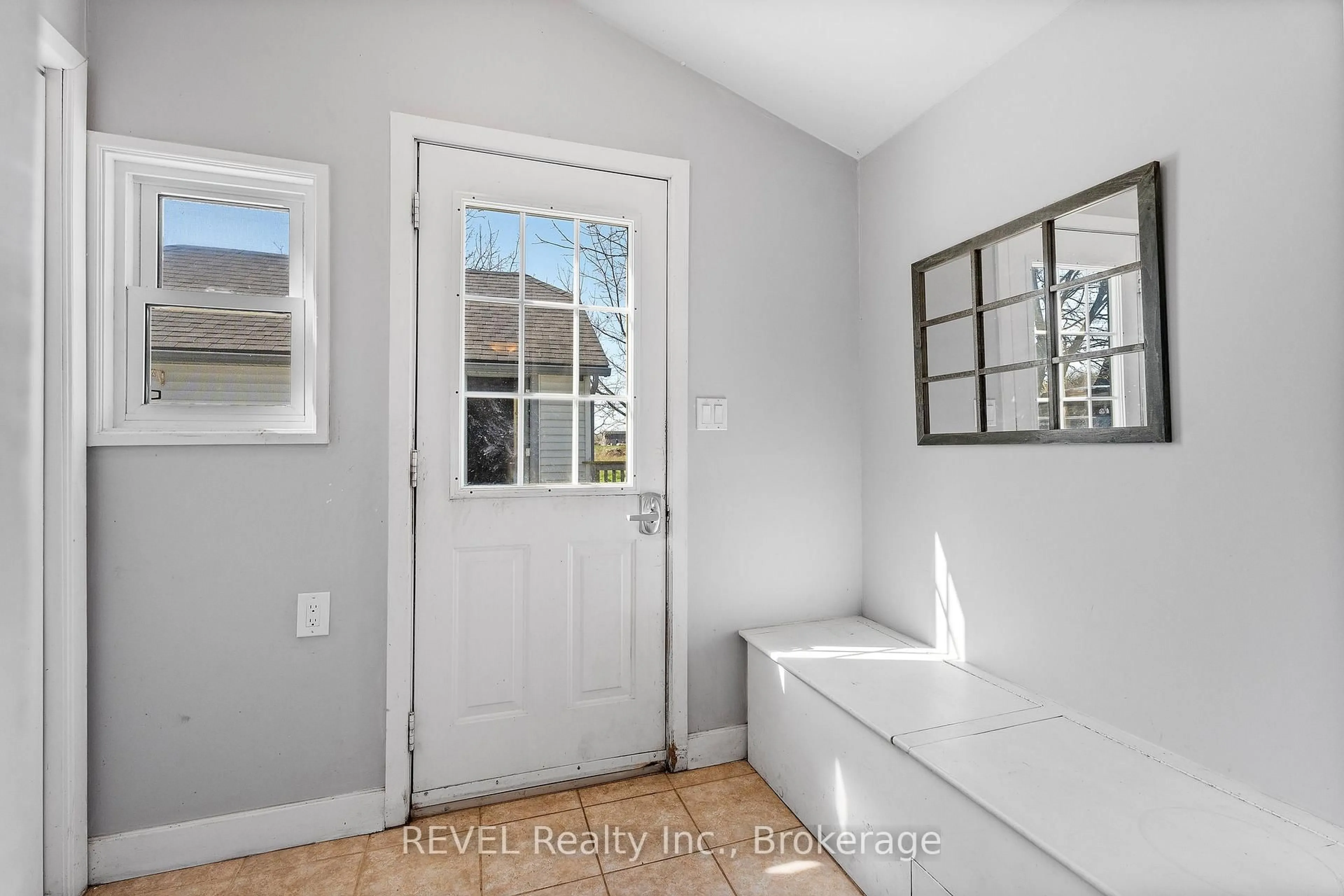 Indoor entryway for 11618 Burnaby Rd, Wainfleet Ontario L0S 1V0