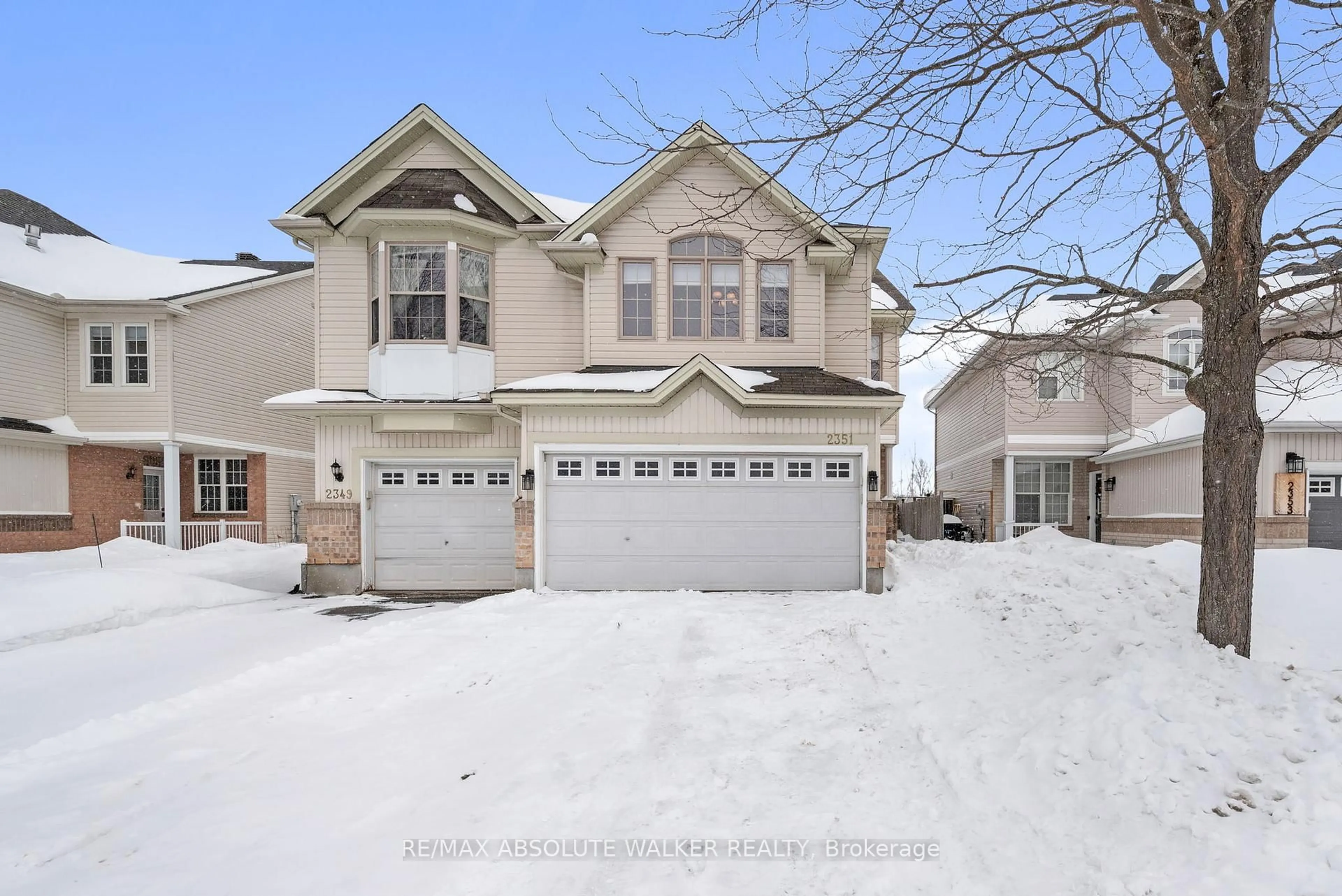 A pic from outside/outdoor area/front of a property/back of a property/a pic from drone, street for 2351 Glandriel Cres, Orleans Ontario K4A 4S8