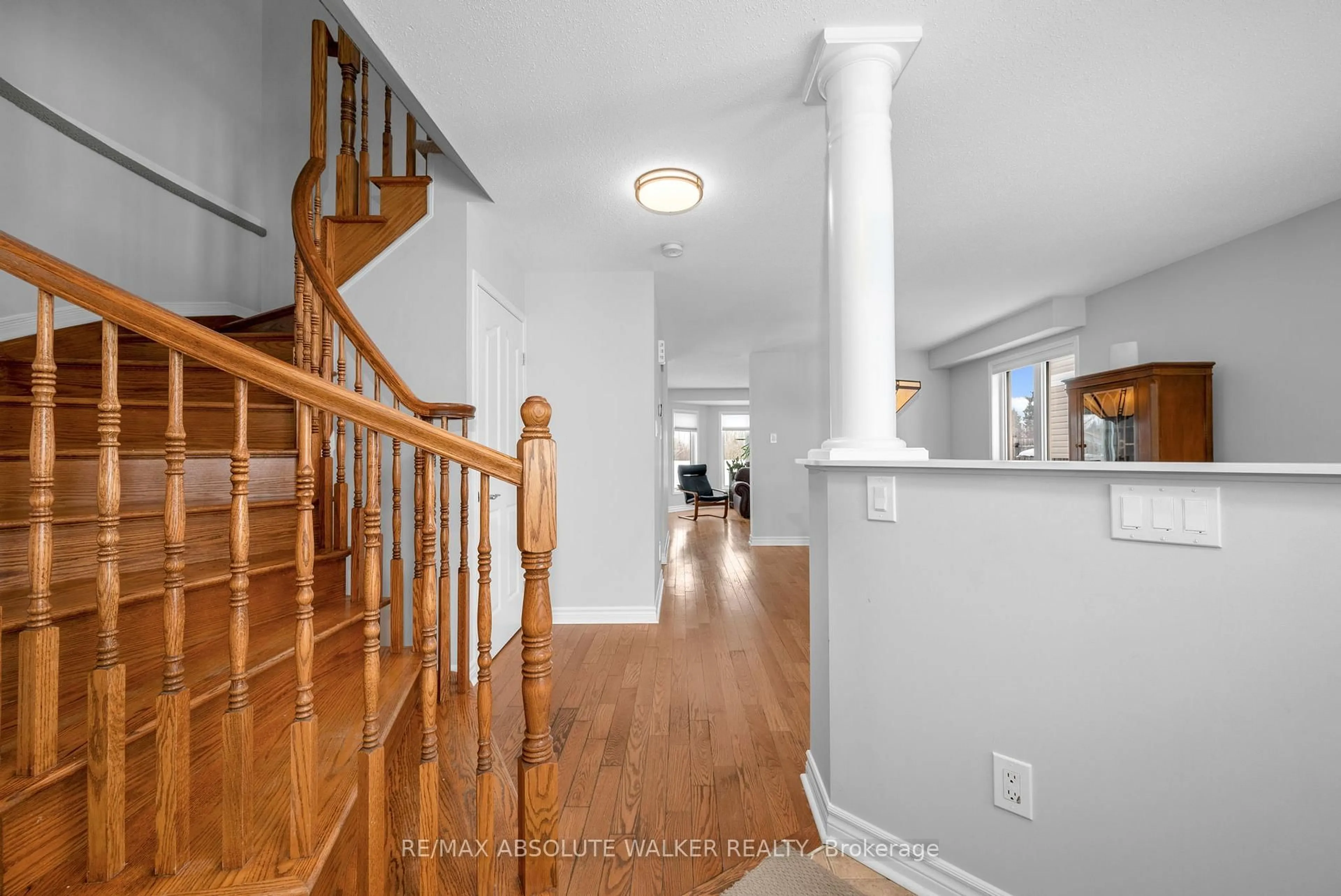 Indoor foyer for 2351 Glandriel Cres, Orleans Ontario K4A 4S8